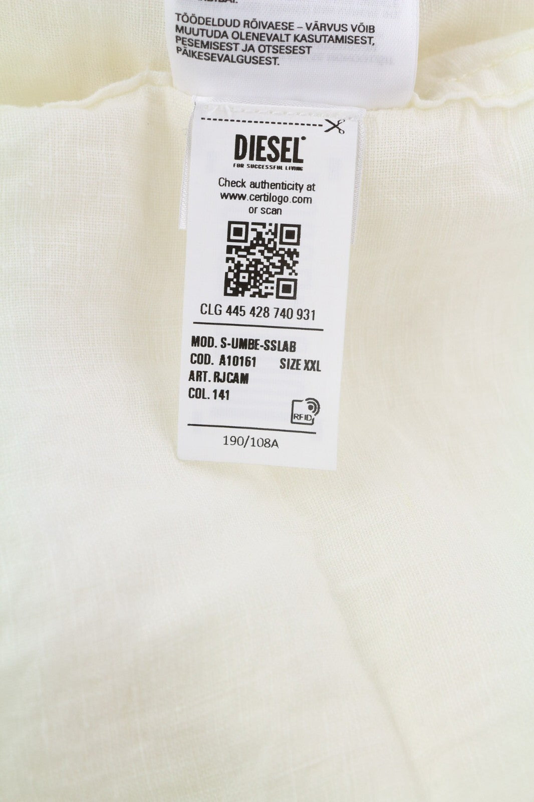 DIESEL S-Umbe-Sslab vyriški marškinėliai, 2XL dydžio, balti lininiai trumpomis rankovėmis, platėjančia kaklo iškirpte, rekomenduojama kaina – 150 € 