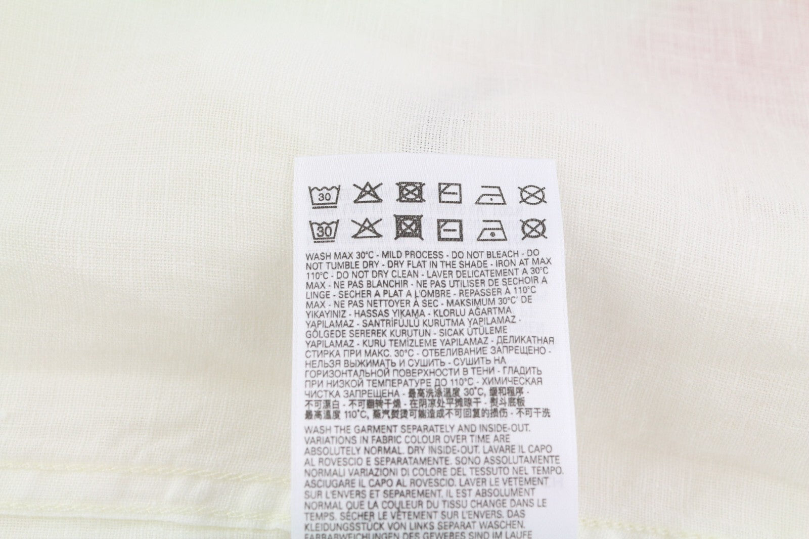 DIESEL S-East-Long-Lin vyriški marškiniai, XL dydžio, lininiai, su sagomis, platėjančia apykakle. Rekomenduojama kaina – 175 €. 