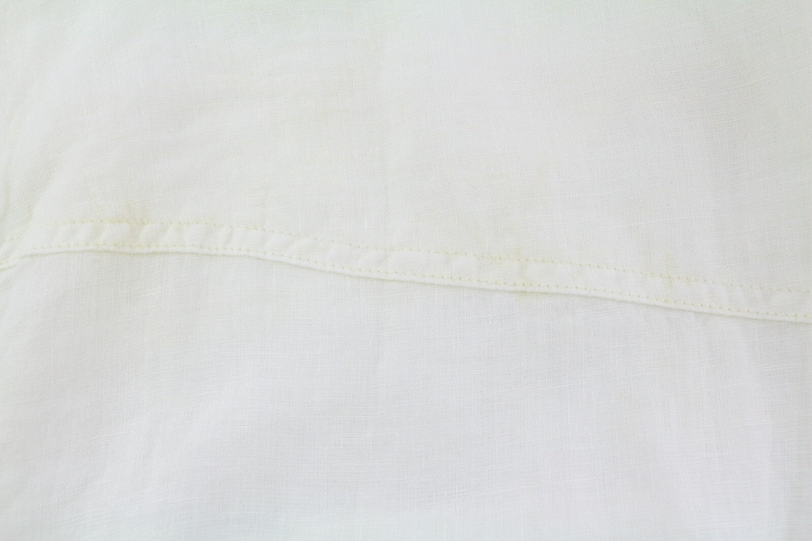 DIESEL S-East-Long-Lin vyriški marškiniai, XL dydžio, lininiai, su sagomis, platėjančia apykakle. Rekomenduojama kaina – 175 €. 