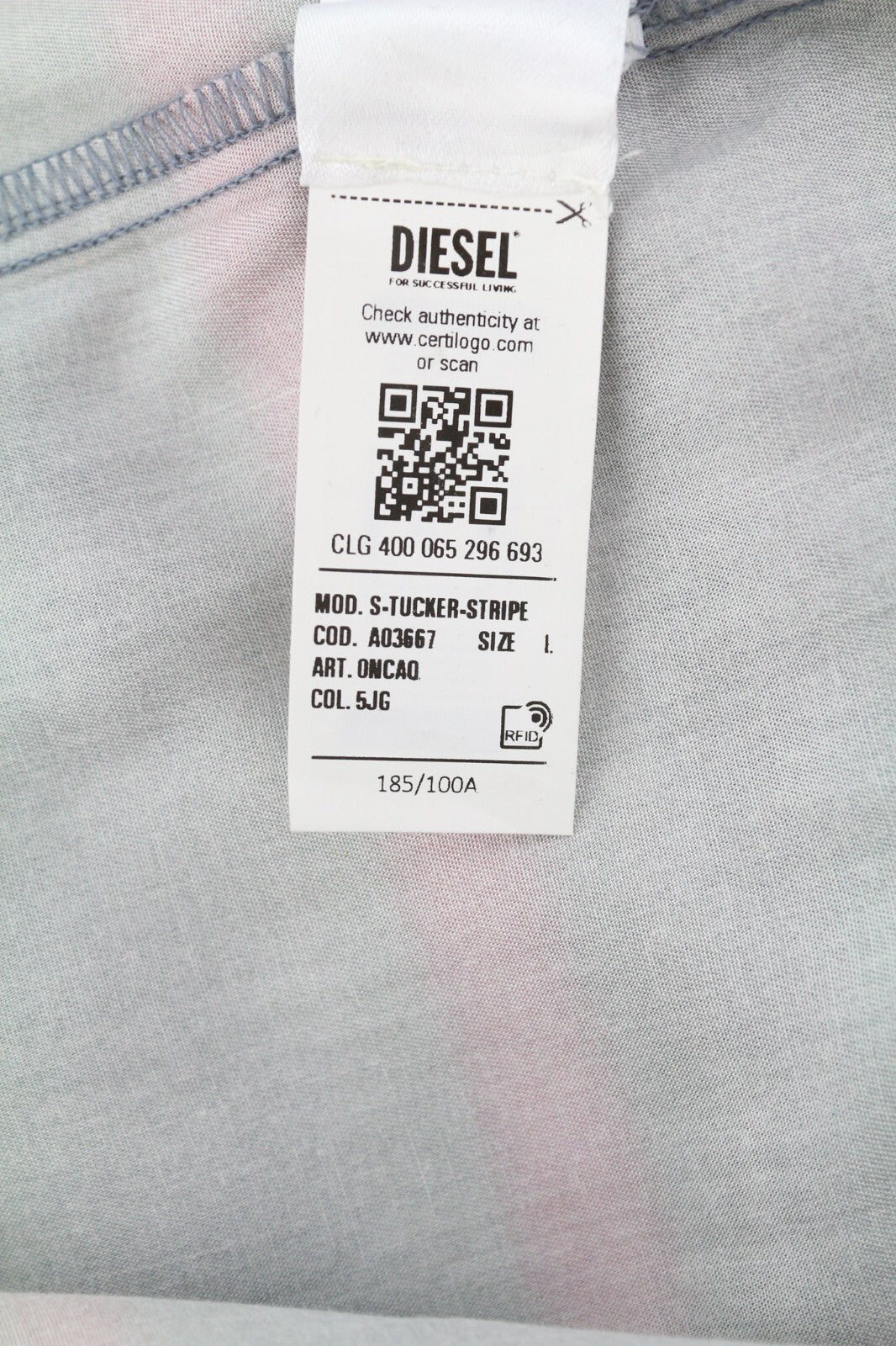 DIESEL vyriški marškinėliai su S formos juostele, L dydžio, raštuoti, su sagomis ir išskleidžiama apykakle. Rekomenduojama kaina – 150 €. 