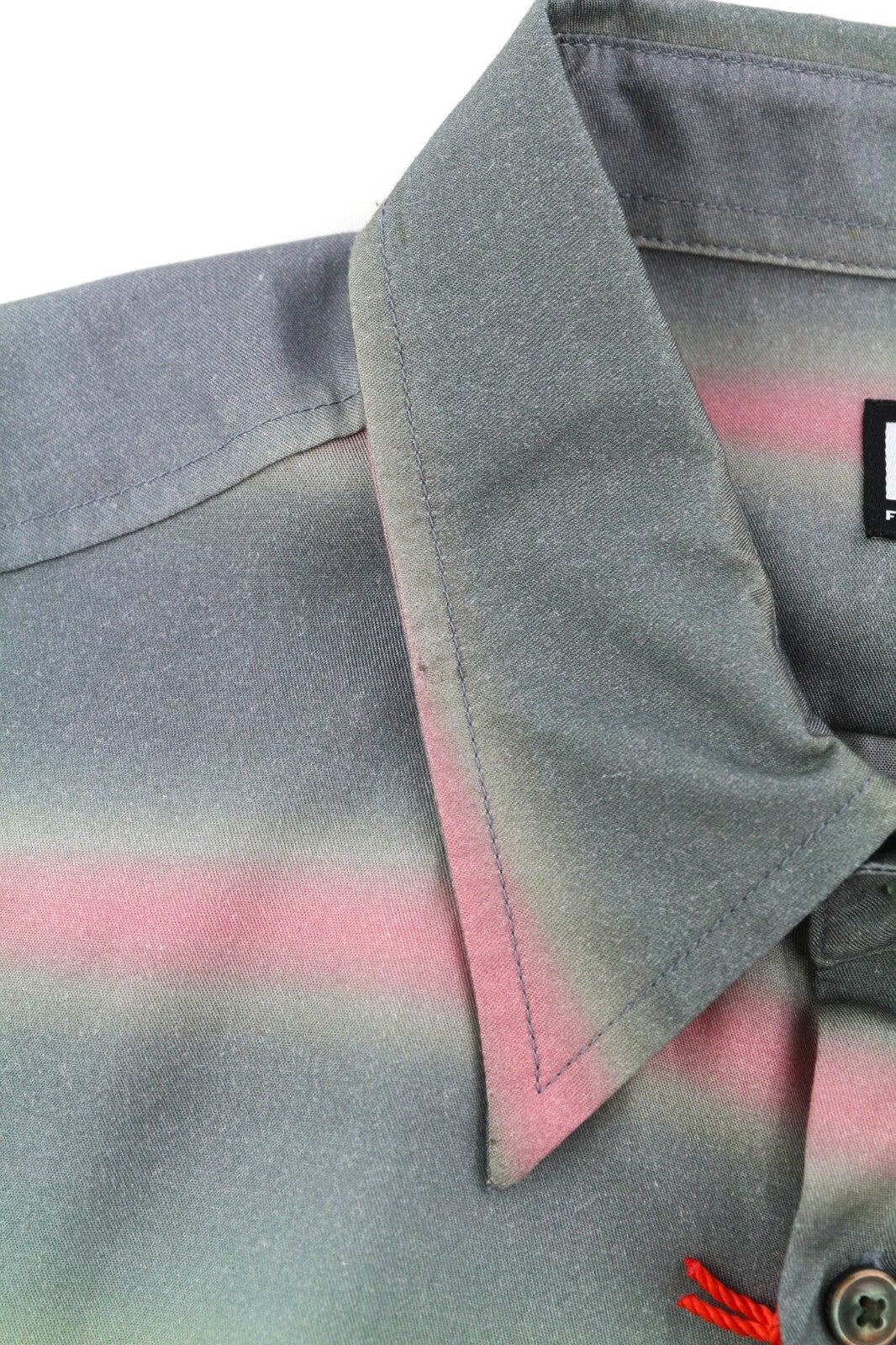 DIESEL vyriški marškinėliai su S formos juostele, L dydžio, raštuoti, su sagomis ir išskleidžiama apykakle. Rekomenduojama kaina – 150 €. 