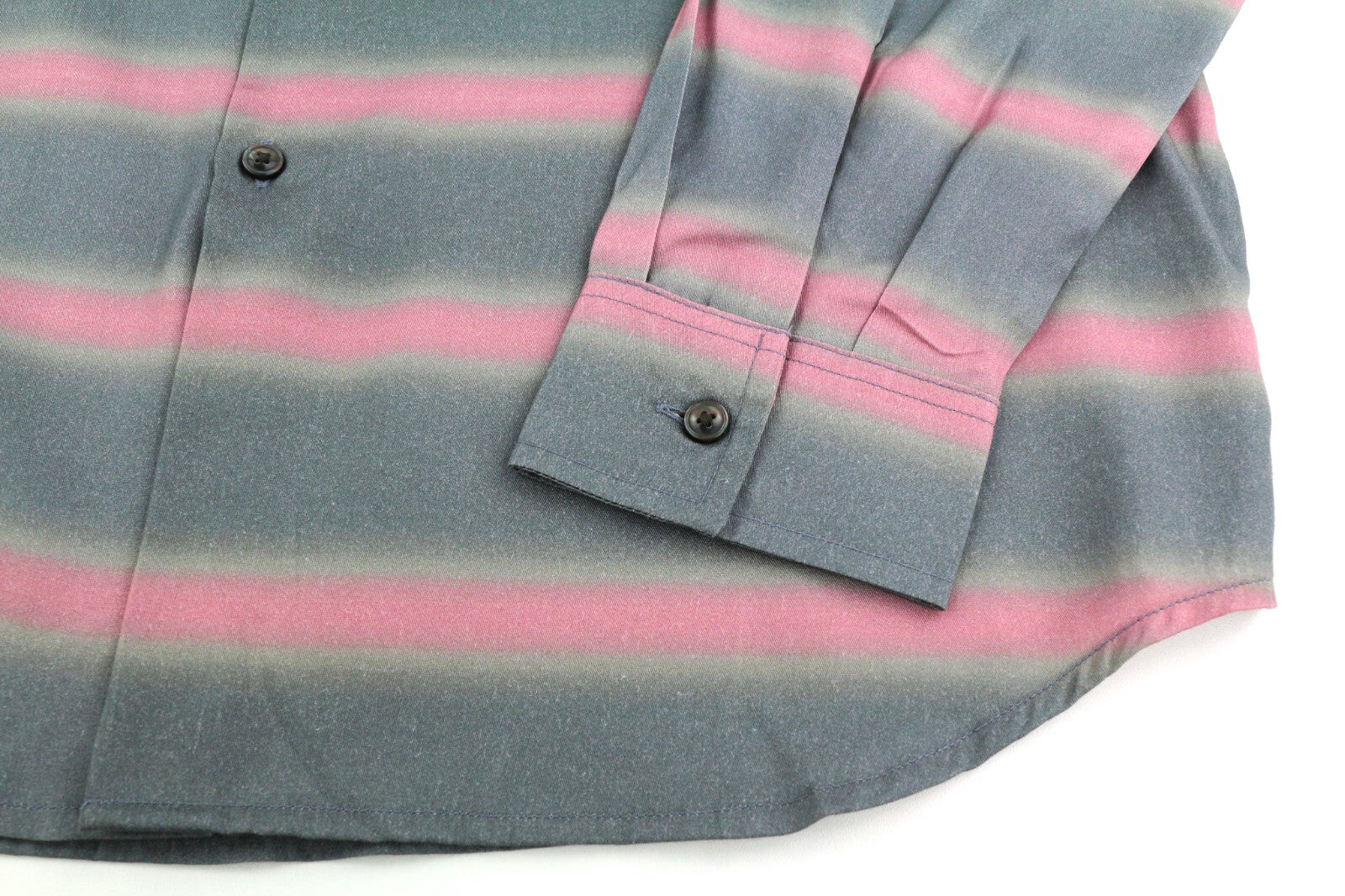 DIESEL vyriški marškinėliai su S formos juostele, L dydžio, raštuoti, su sagomis ir išskleidžiama apykakle. Rekomenduojama kaina – 150 €. 