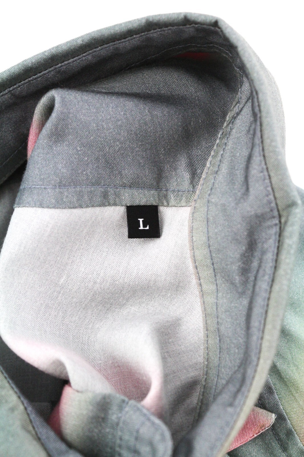 DIESEL vyriški marškinėliai su S formos juostele, L dydžio, raštuoti, su sagomis ir išskleidžiama apykakle. Rekomenduojama kaina – 150 €. 