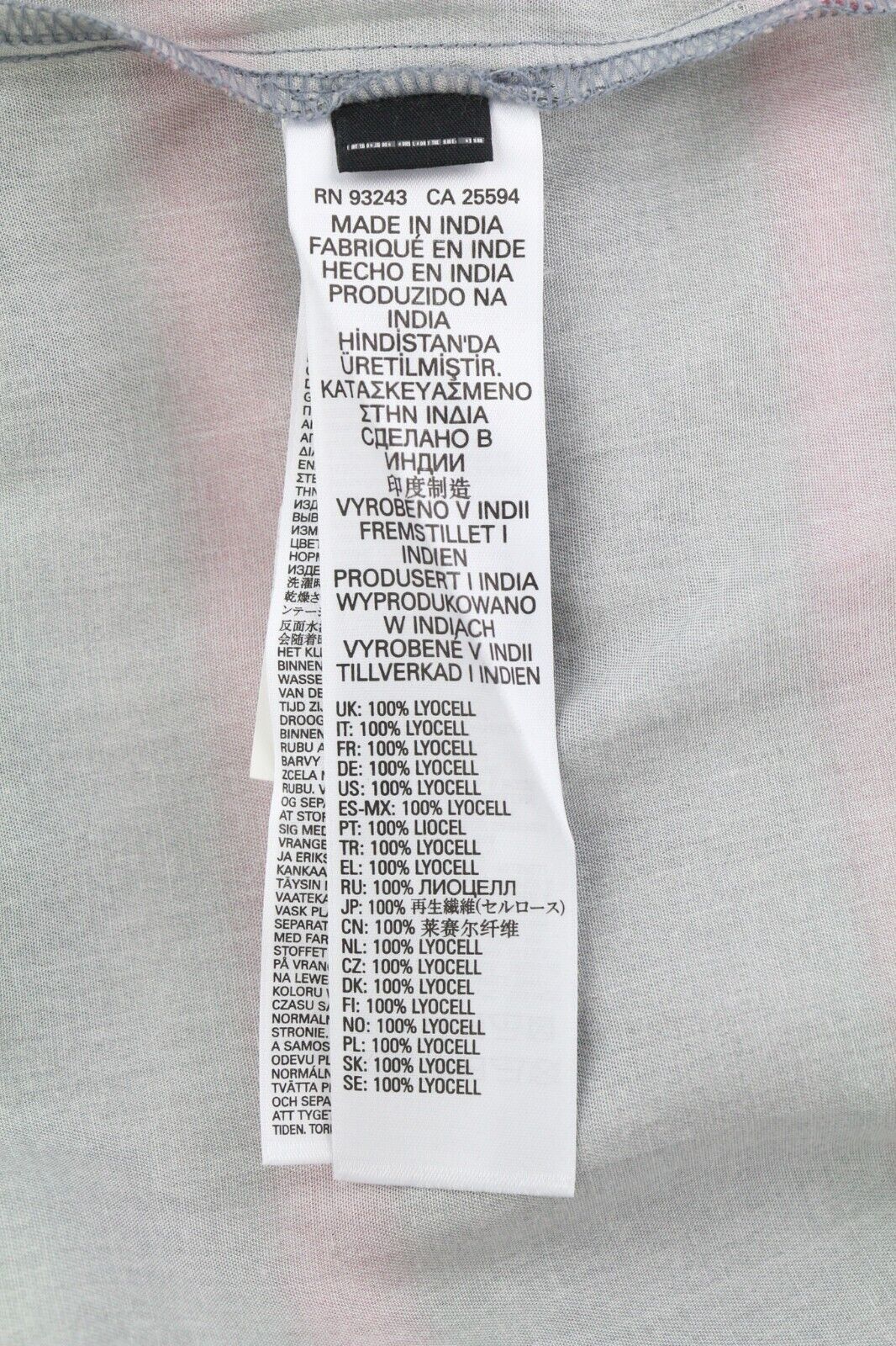 DIESEL vyriški marškinėliai su S formos juostele, L dydžio, raštuoti, su sagomis ir išskleidžiama apykakle. Rekomenduojama kaina – 150 €. 