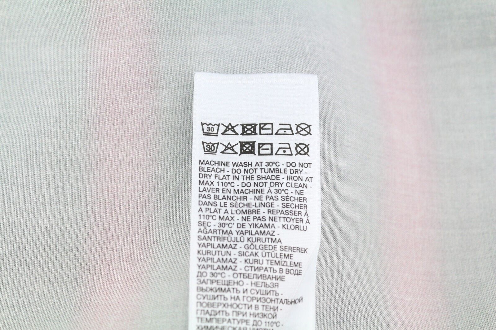 DIESEL vyriški marškinėliai su S formos juostele, L dydžio, raštuoti, su sagomis ir išskleidžiama apykakle. Rekomenduojama kaina – 150 €. 