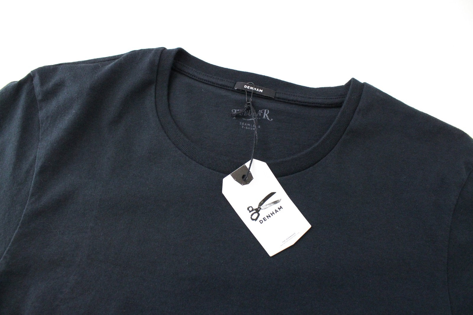 DENHAM Tubular Tee S juodi medvilniniai megztiniai vyrams su trumpomis rankovėmis 