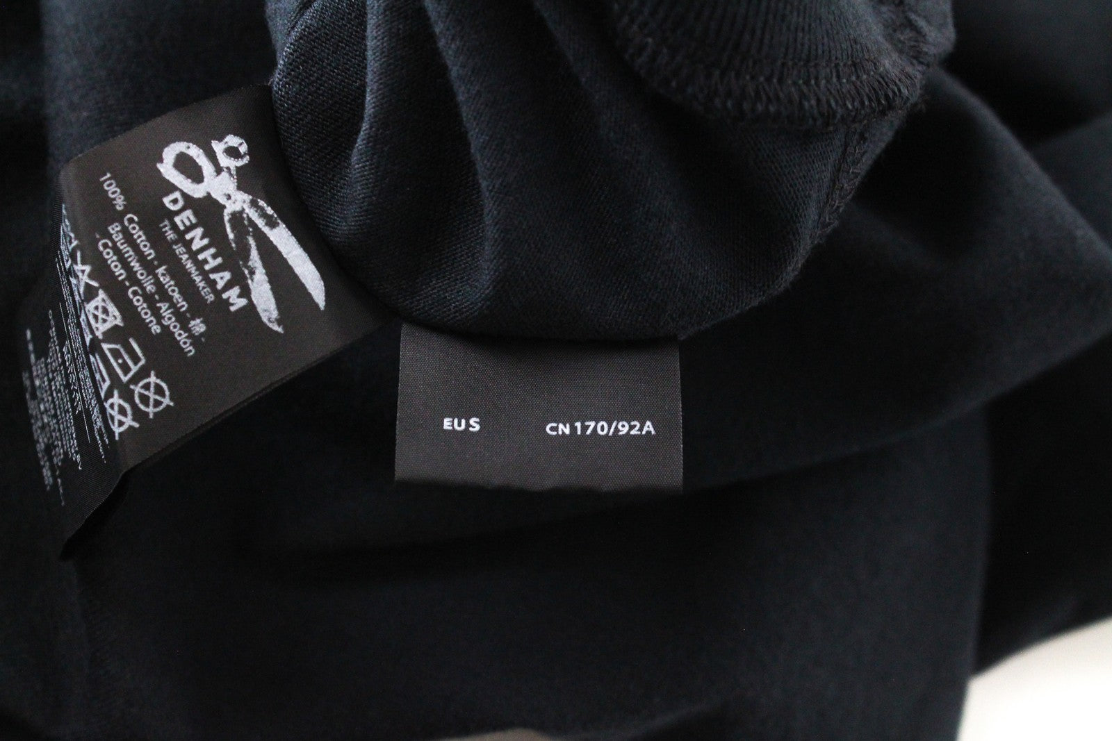 DENHAM Tubular Tee S juodi medvilniniai megztiniai vyrams su trumpomis rankovėmis 