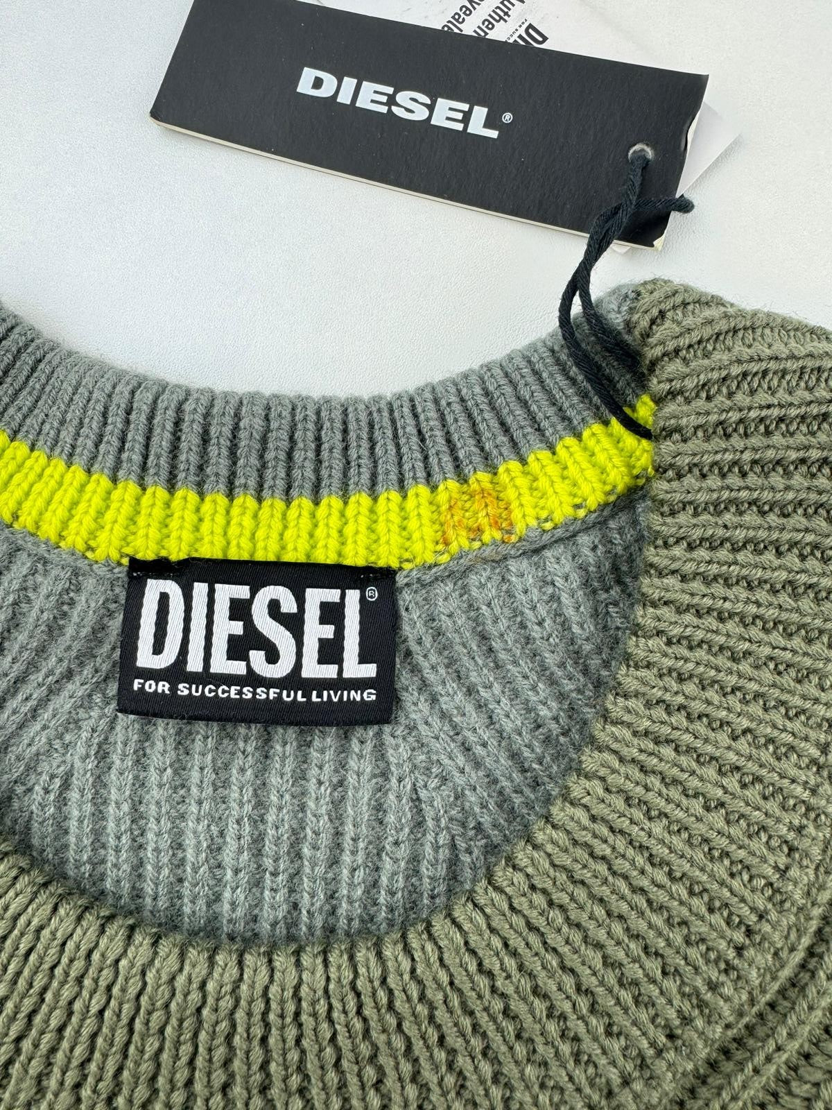 DIESEL K-Birmin vyriškas megztinis su apvalia kaklo iškirpte, vilnoniu tampriu logotipu, 2XL spalvos, chaki spalvos 