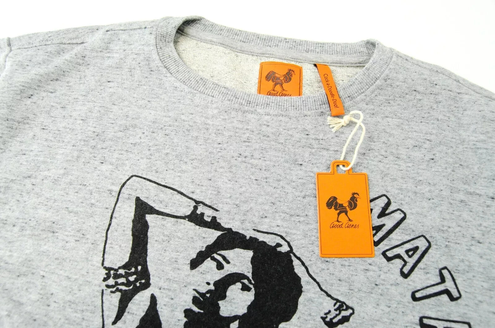 „GOOD GENES L“ vyriškas pilkas megztinis su kosmoso dažais ir apvalia kaklo iškirpte bei „Mata Hari“ raštu 