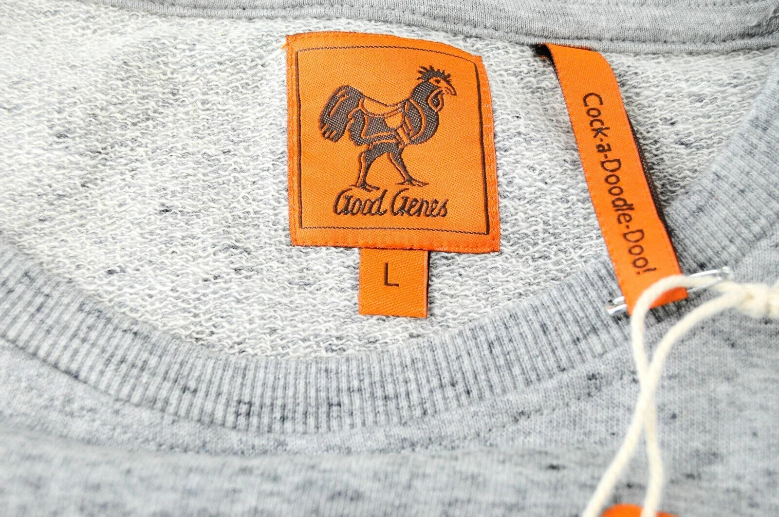 „GOOD GENES L“ vyriškas pilkas megztinis su kosmoso dažais ir apvalia kaklo iškirpte bei „Mata Hari“ raštu 