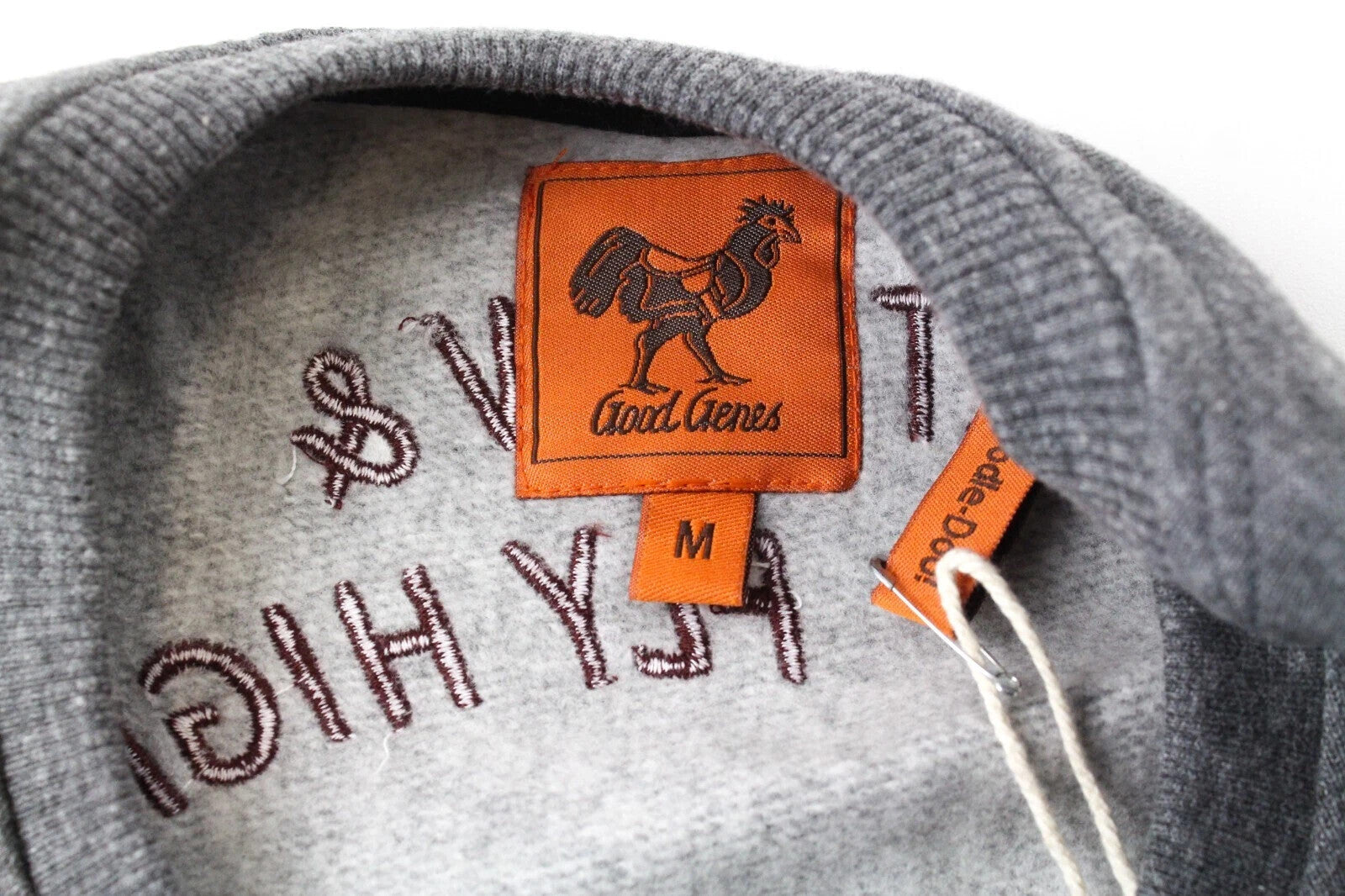 GOOD GENES M vyriškas džemperis apvalia kaklo apykakle, siuvinėtas, vidutinio pilkumo medvilninis melanžas 