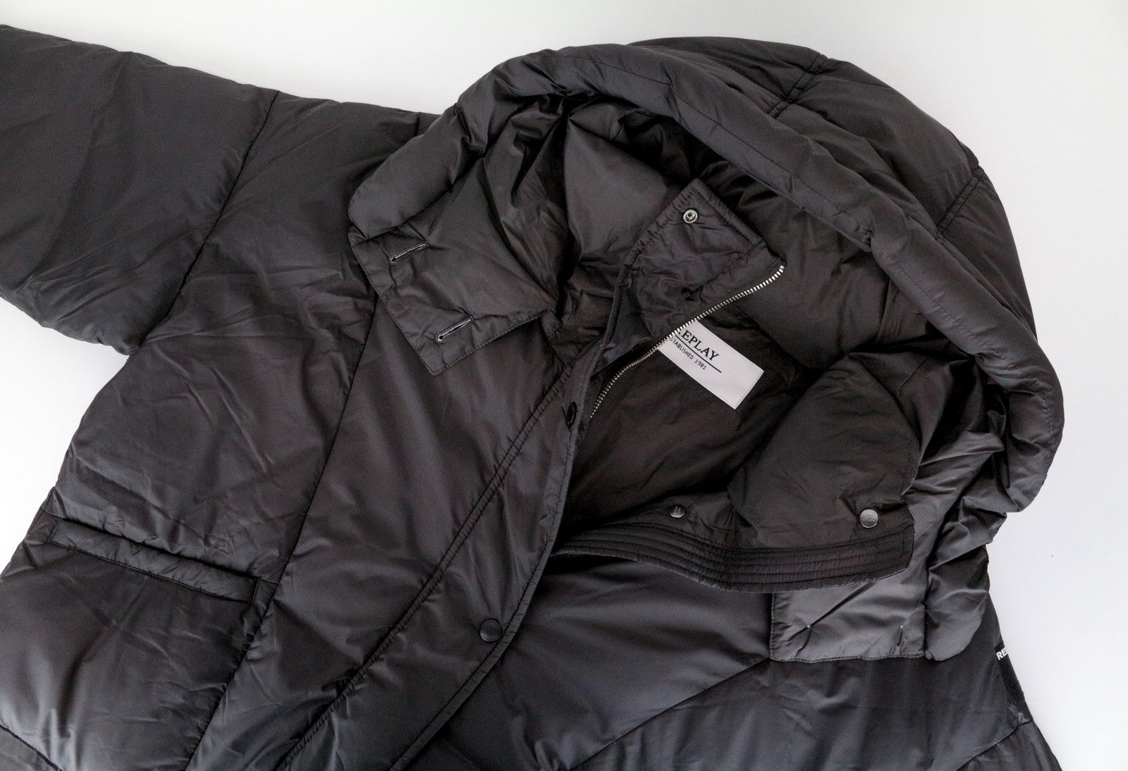 REPLAY moteriškas paltas M rudas pūstas gobtuvas su vidutinio aukščio dygsniuotu dideliu stiliumi