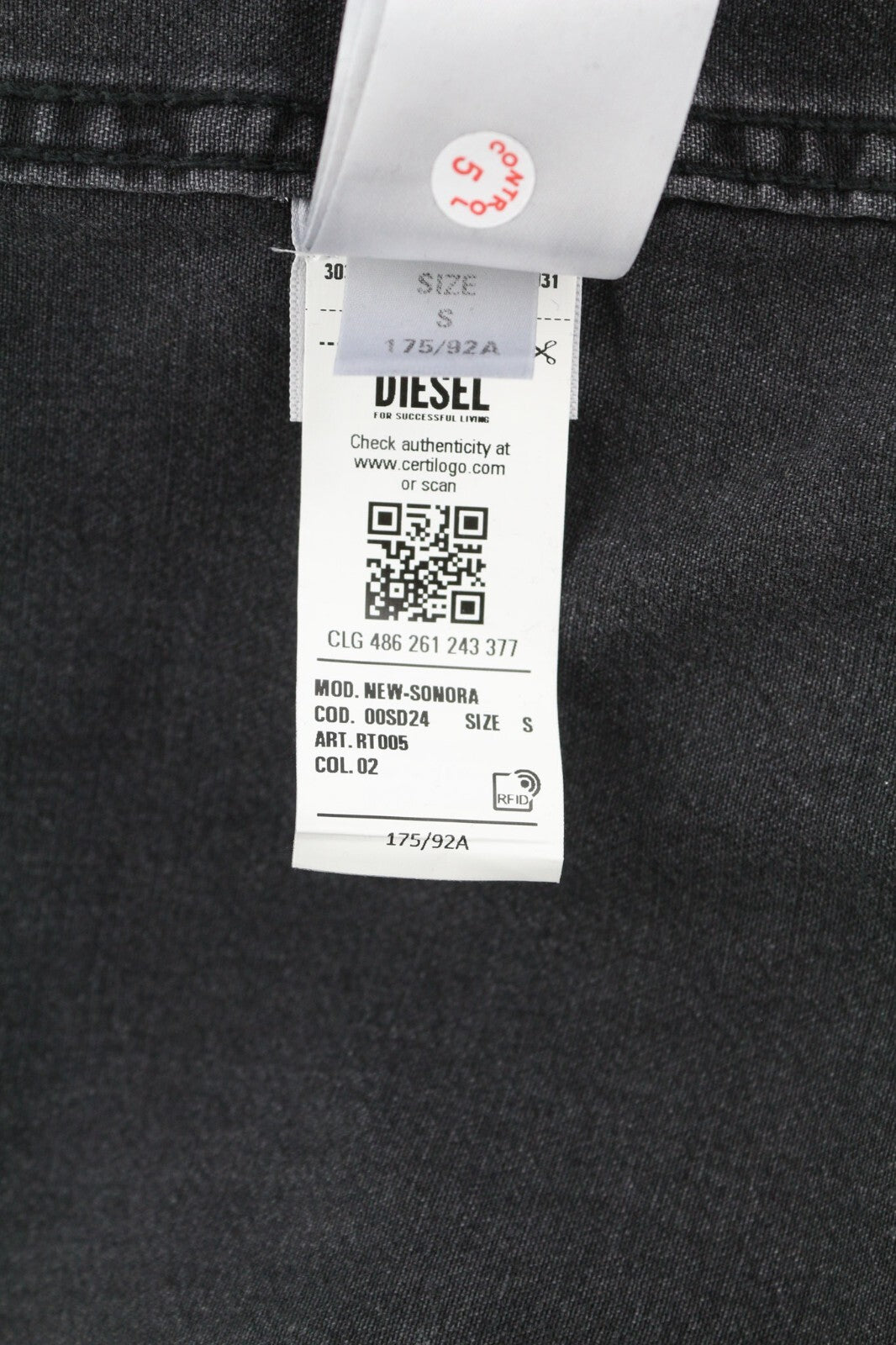 DIESEL „New-Sonora“ vyriški marškinėliai S dydžio, rekomenduojama kaina – 120 €, skalbtos juodos spalvos, su spaudėmis.