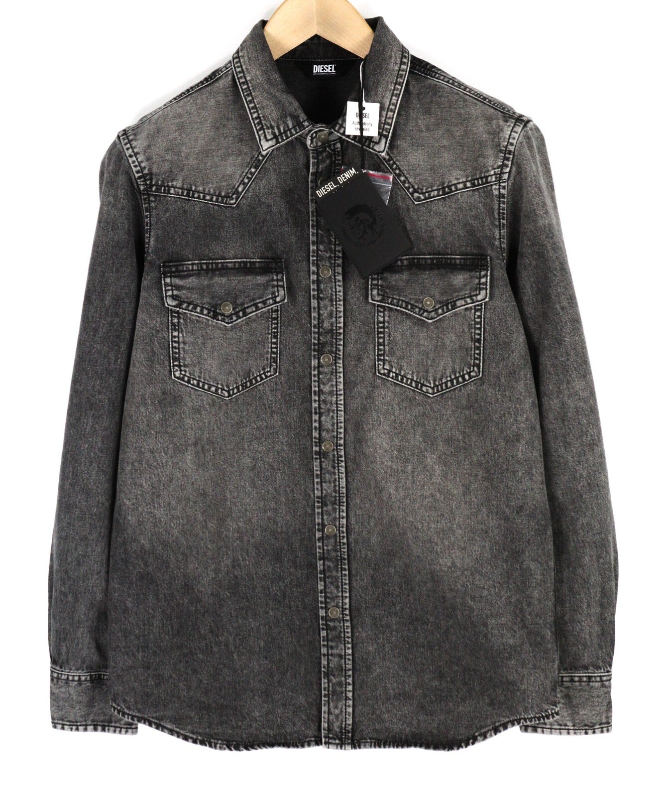 DIESEL D-East-P1SP2 vyriški marškinėliai S, vesterno stiliaus, juodi, su spaudėmis. Rekomenduojama kaina – 150 €.