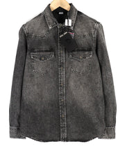 DIESEL D-East-P1SP2 vyriški marškinėliai S, vesterno stiliaus, juodi, su spaudėmis. Rekomenduojama kaina – 150 €.