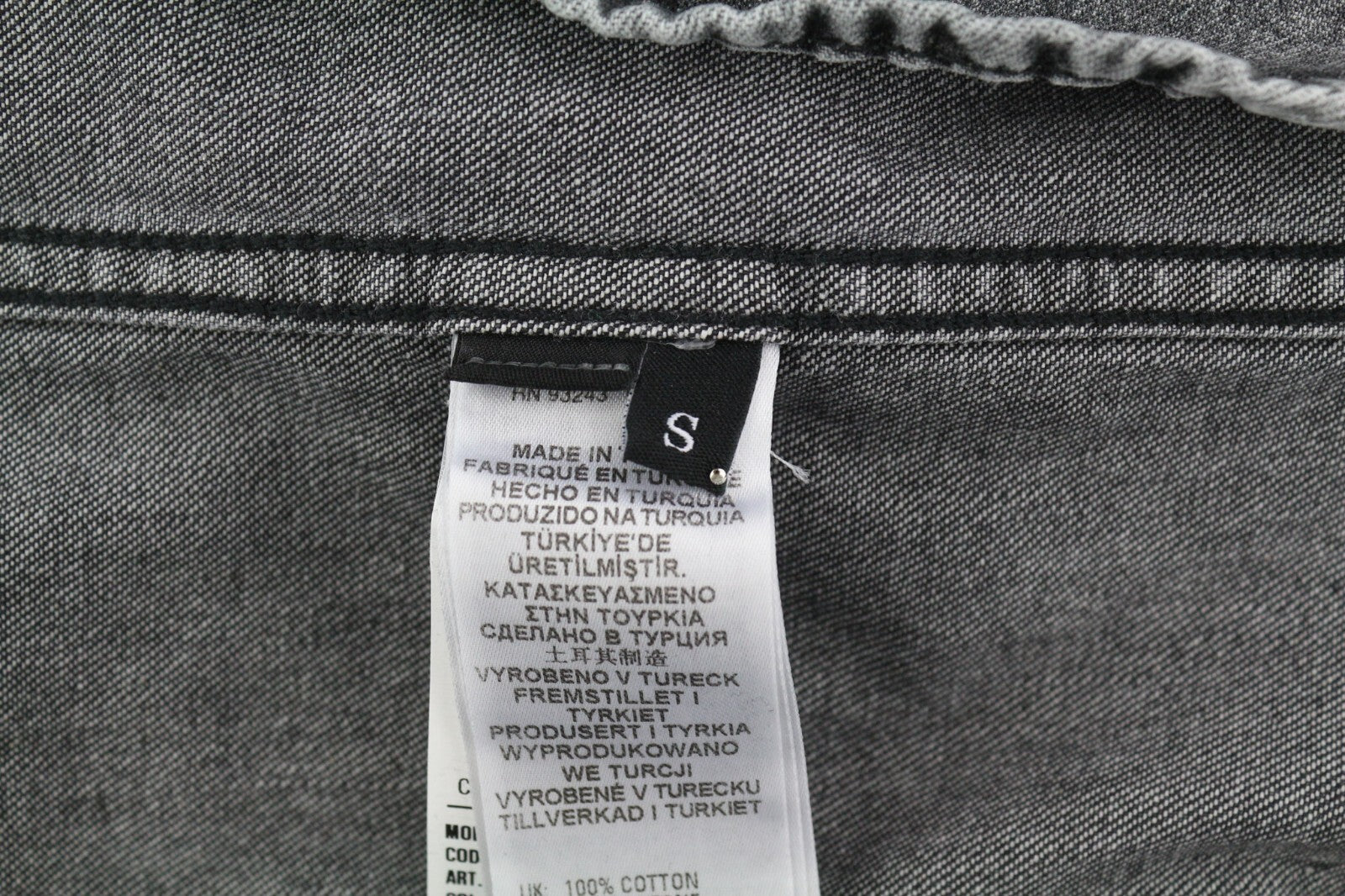 DIESEL D-East-P1SP2 vyriški marškinėliai S, vesterno stiliaus, juodi, su spaudėmis. Rekomenduojama kaina – 150 €.