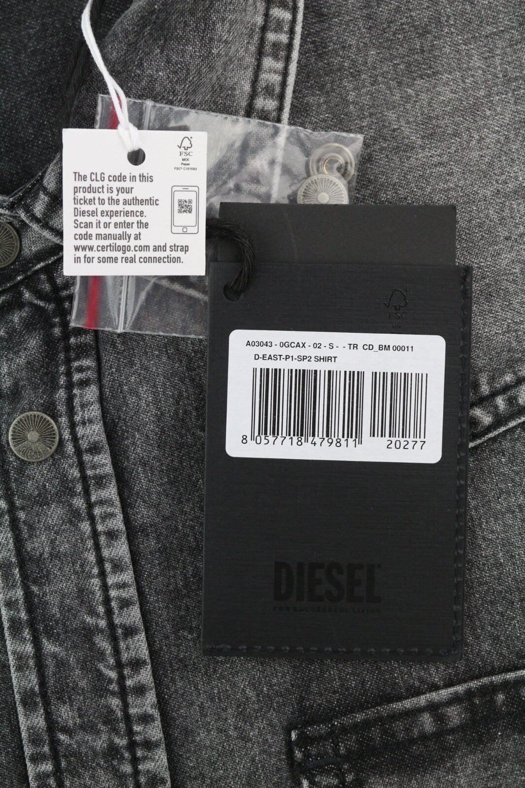 DIESEL D-East-P1SP2 vyriški marškinėliai S, vesterno stiliaus, juodi, su spaudėmis. Rekomenduojama kaina – 150 €.