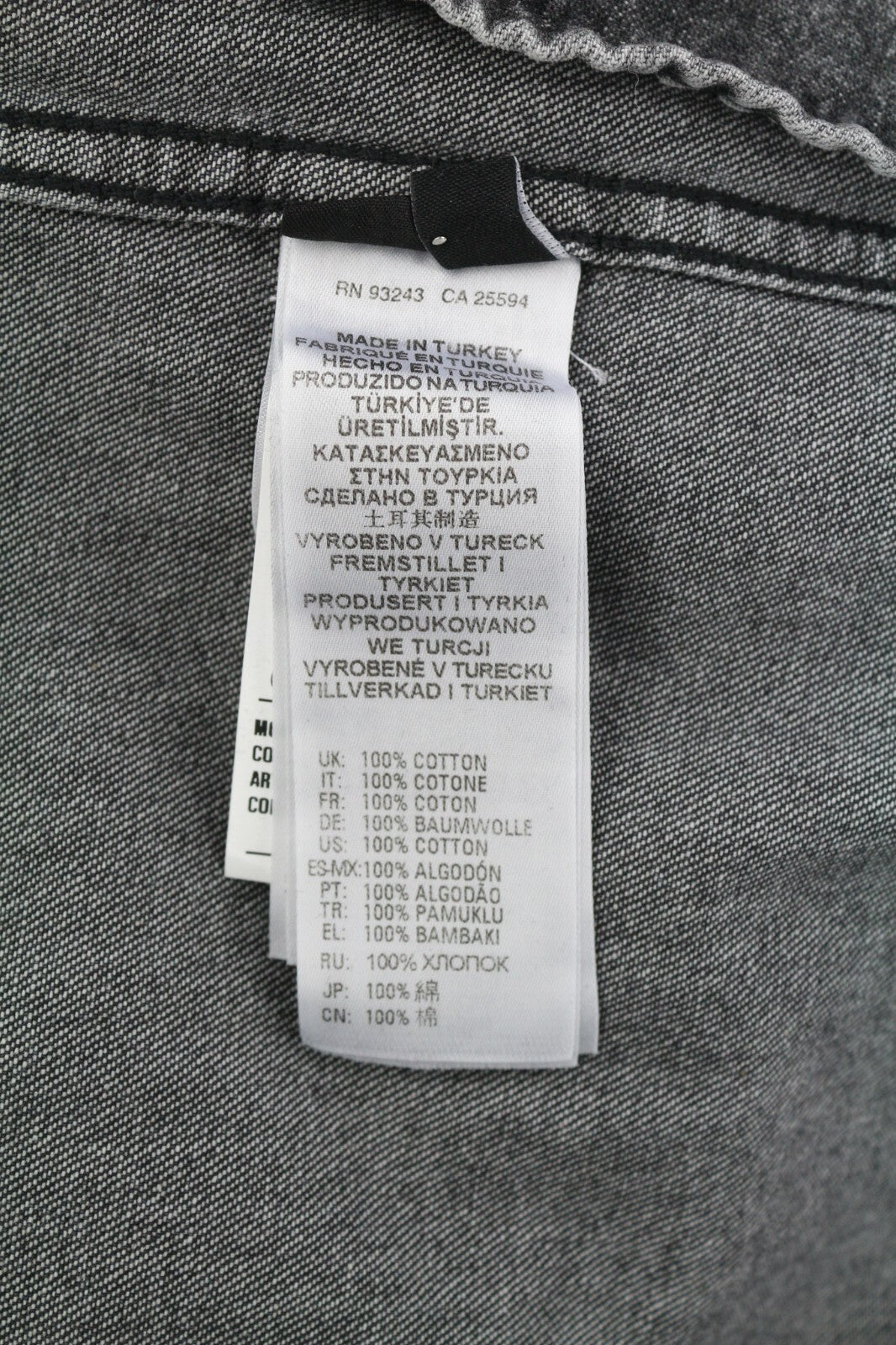 DIESEL D-East-P1SP2 vyriški marškinėliai S, vesterno stiliaus, juodi, su spaudėmis. Rekomenduojama kaina – 150 €.