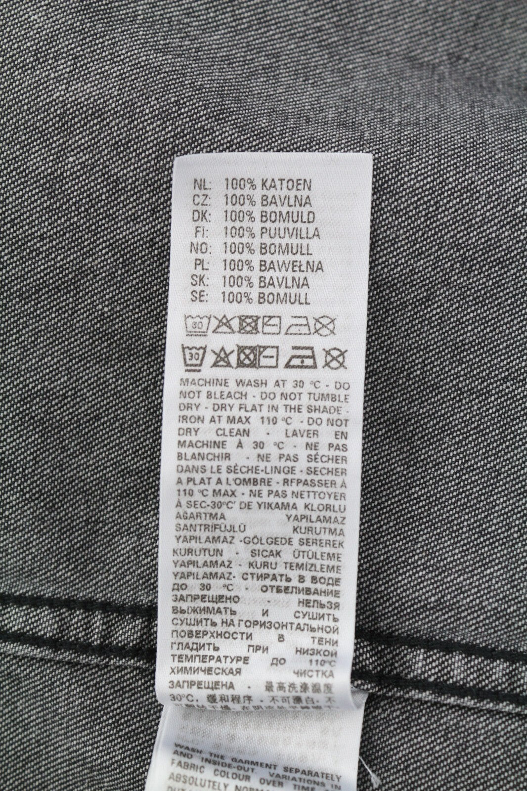 DIESEL D-East-P1SP2 vyriški marškinėliai S, vesterno stiliaus, juodi, su spaudėmis. Rekomenduojama kaina – 150 €.