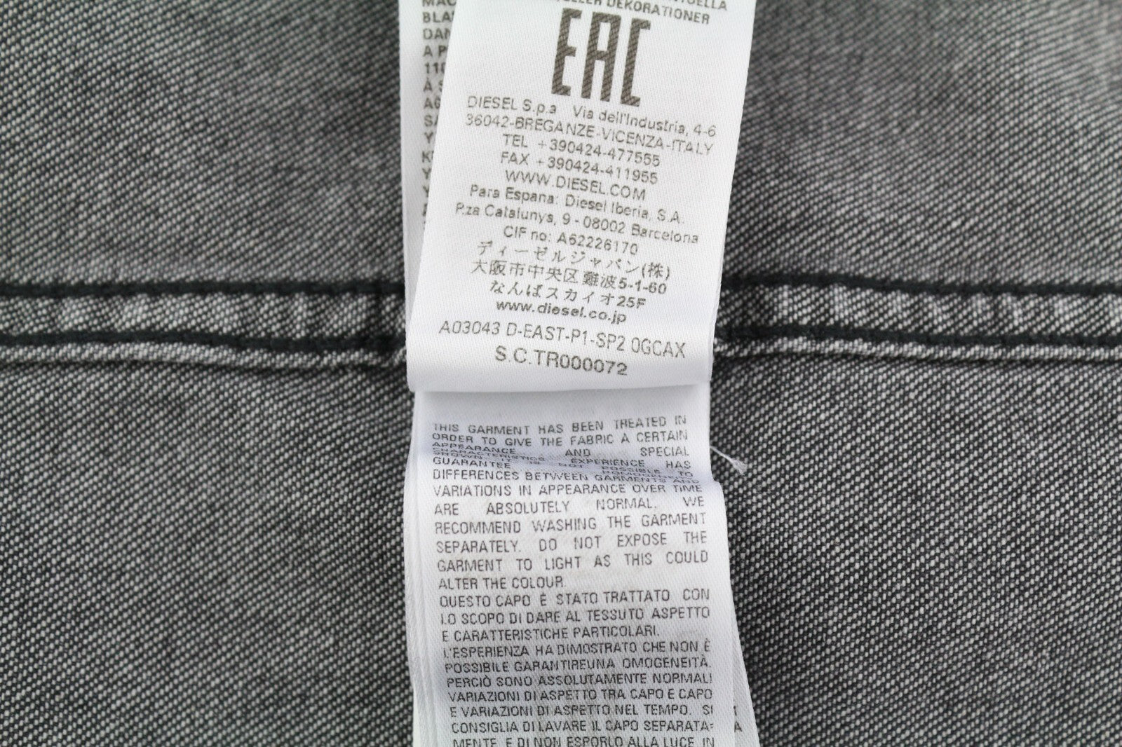 DIESEL D-East-P1SP2 vyriški marškinėliai S, vesterno stiliaus, juodi, su spaudėmis. Rekomenduojama kaina – 150 €.