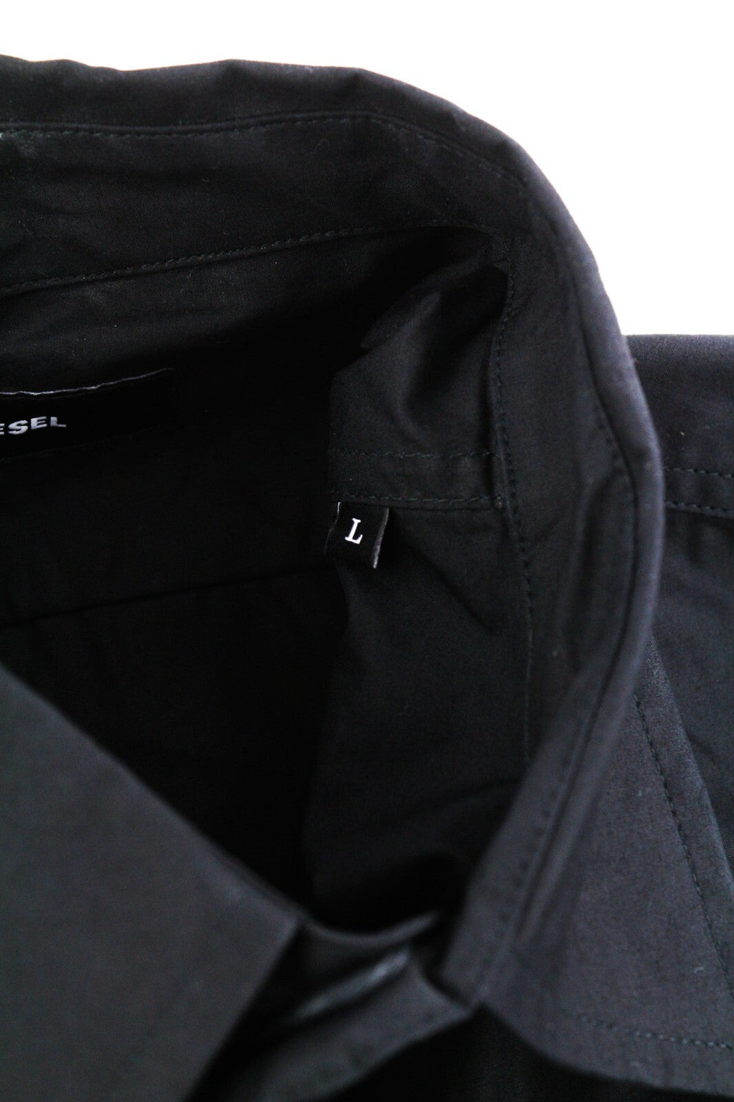 DIESEL S-Olsen vyriški marškinėliai, juodi, L dydžio, su paslėptomis sagomis, kišenėmis ir išplatinta kaklo dalimi.