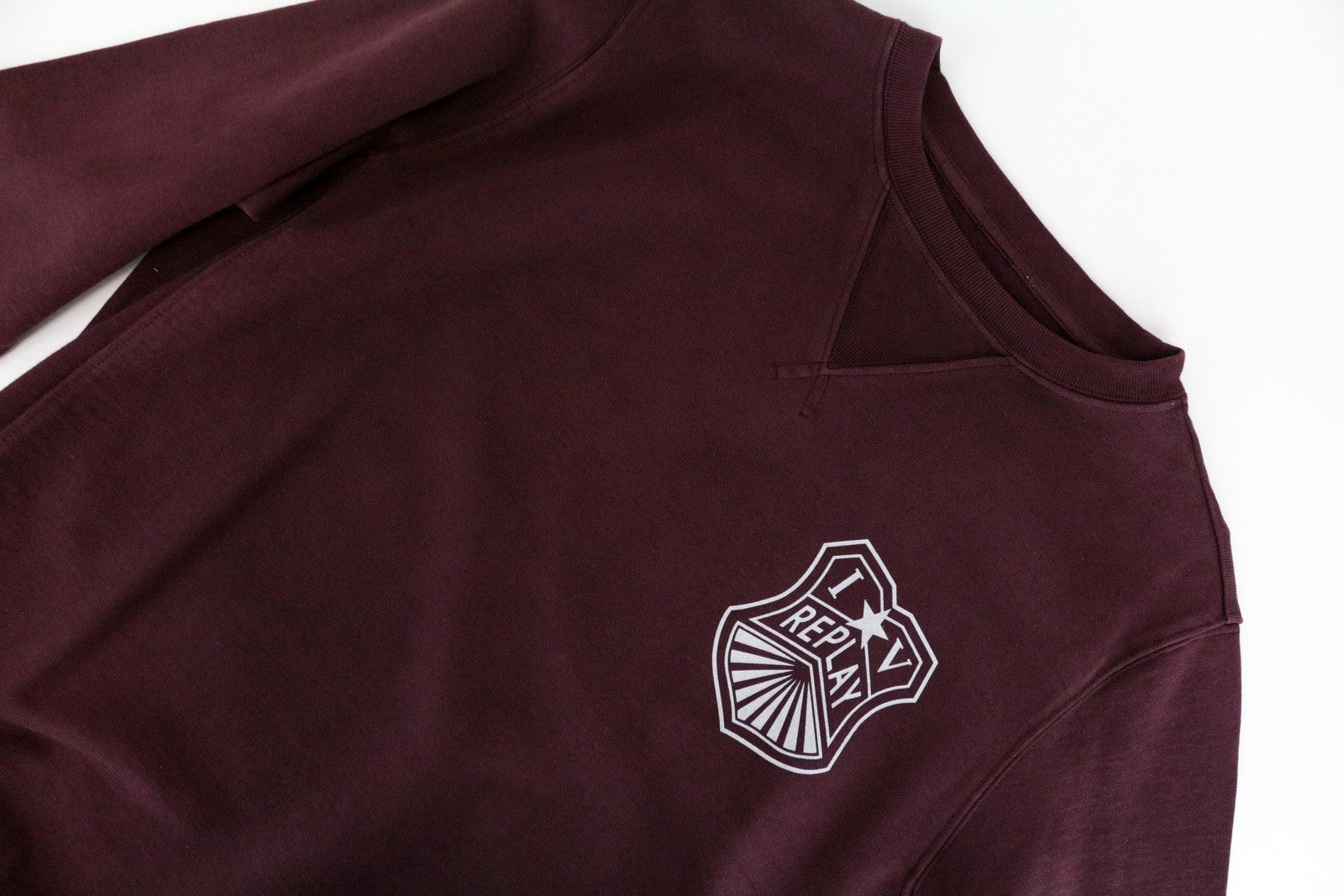 REPLAY vyriškas S dydžio burgundiško vyno spalvos medvilninis megztinis su logotipu ilgomis rankovėmis, laisvalaikio stiliaus 