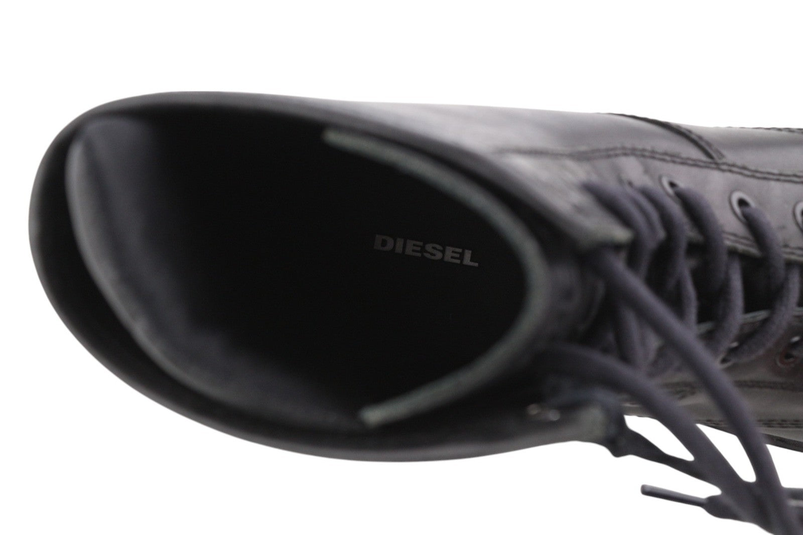 DIESEL D-Alabhama CB vyriški batai, juodi odiniai, vidutinio ūgio, 43 €, rekomenduojama kaina – 295 €, migdolų nosis. 