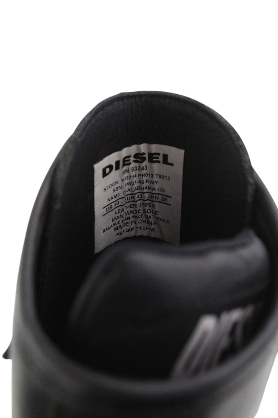 DIESEL D-Alabhama CB vyriški batai, juodi odiniai, vidutinio ūgio, 43 €, rekomenduojama kaina – 295 €, migdolų nosis. 