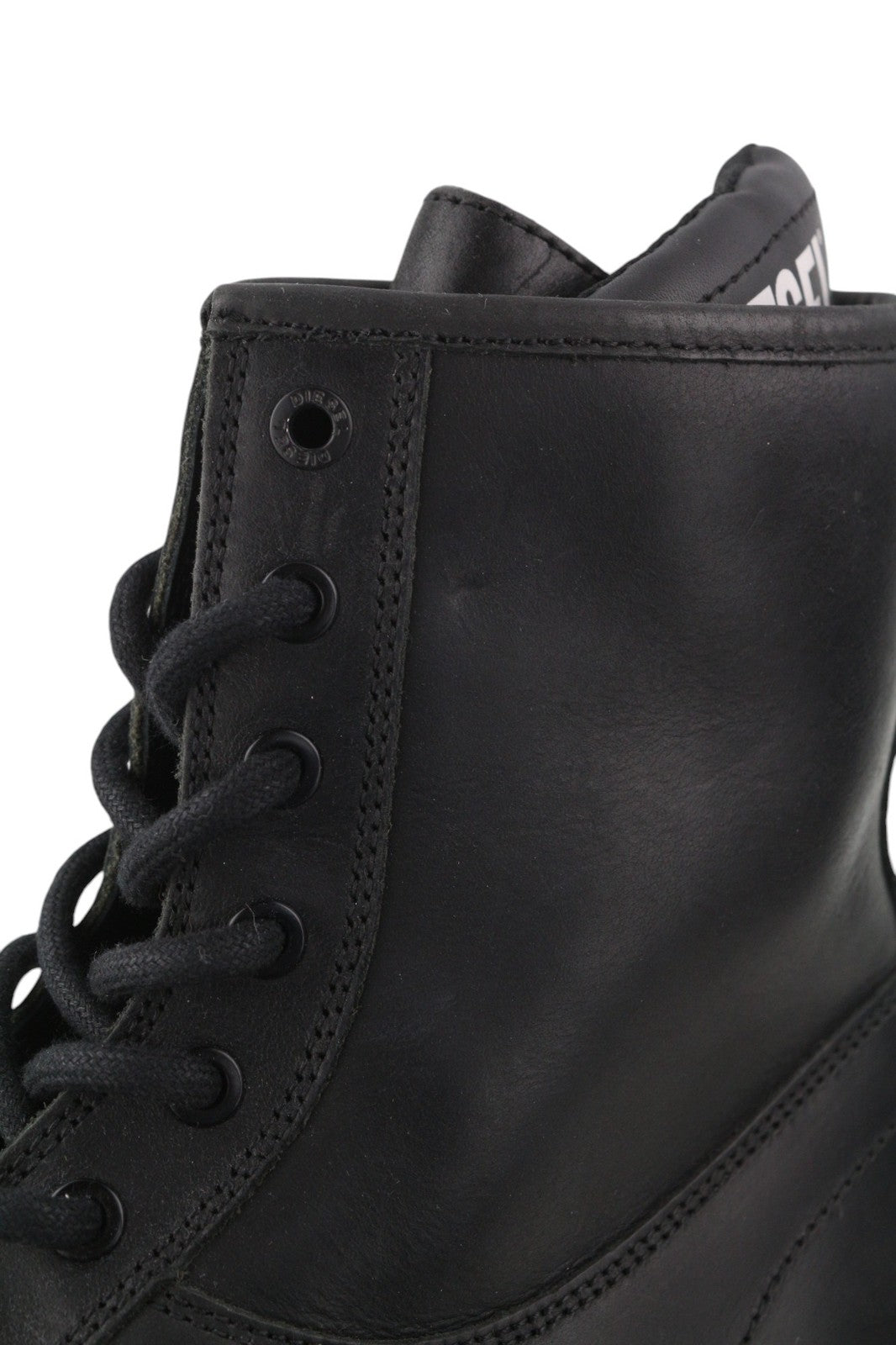 DIESEL D-Alabhama CB vyriški batai, juodi odiniai, vidutinio ūgio, 43 €, rekomenduojama kaina – 295 €, migdolų nosis. 