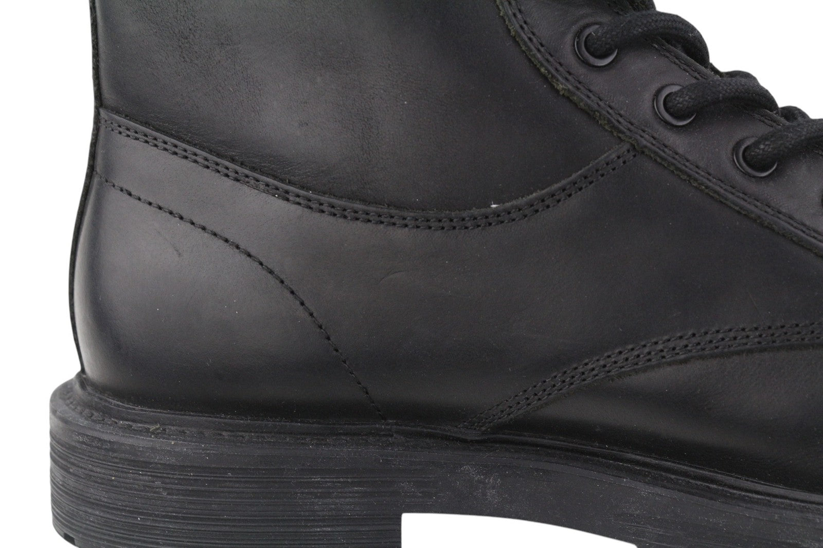 DIESEL D-Alabhama CB vyriški batai, juodi odiniai, vidutinio ūgio, 43 €, rekomenduojama kaina – 295 €, migdolų nosis. 