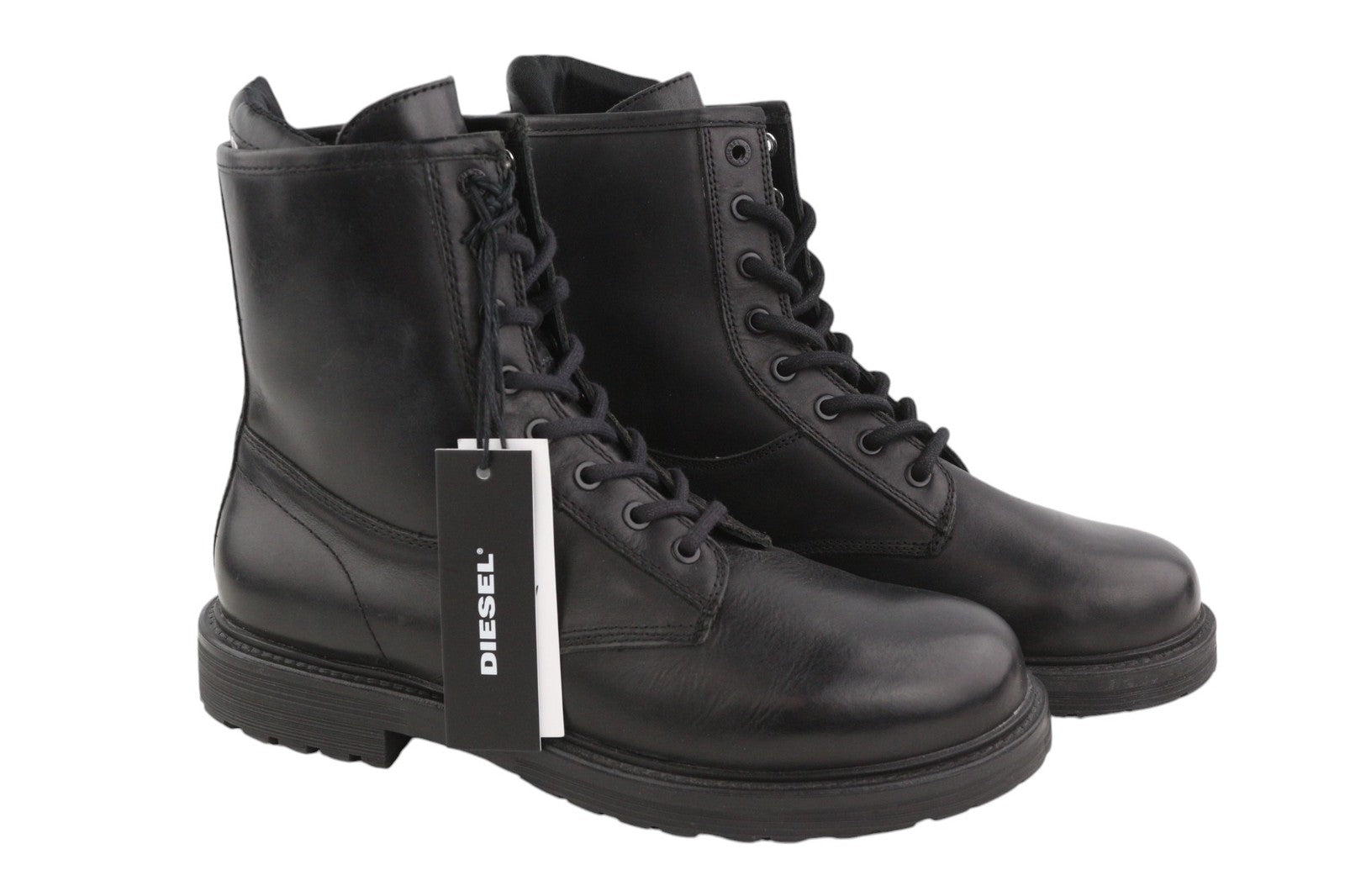 DIESEL D-Alabhama CB vyriški batai, juodi odiniai, vidutinio ūgio, 43 €, rekomenduojama kaina – 295 €, migdolų nosis. 