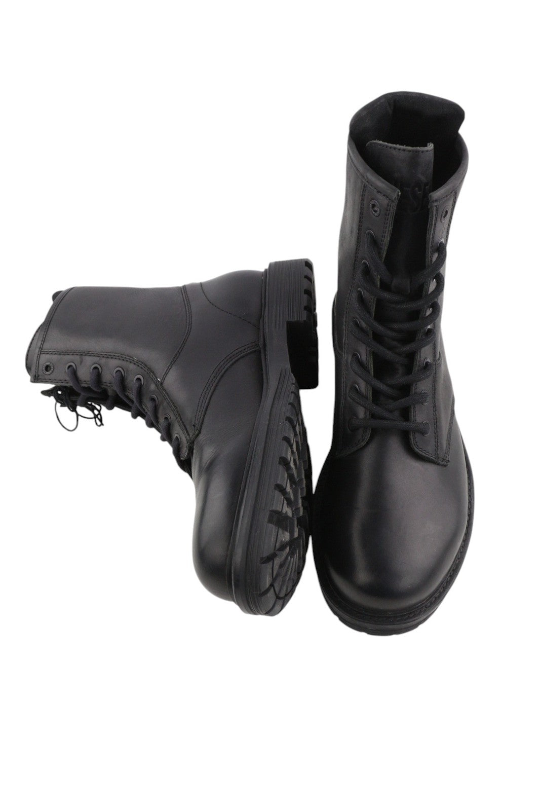 DIESEL D-Alabhama CB vyriški batai, juodi odiniai, vidutinio ūgio, 43 €, rekomenduojama kaina – 295 €, migdolų nosis. 