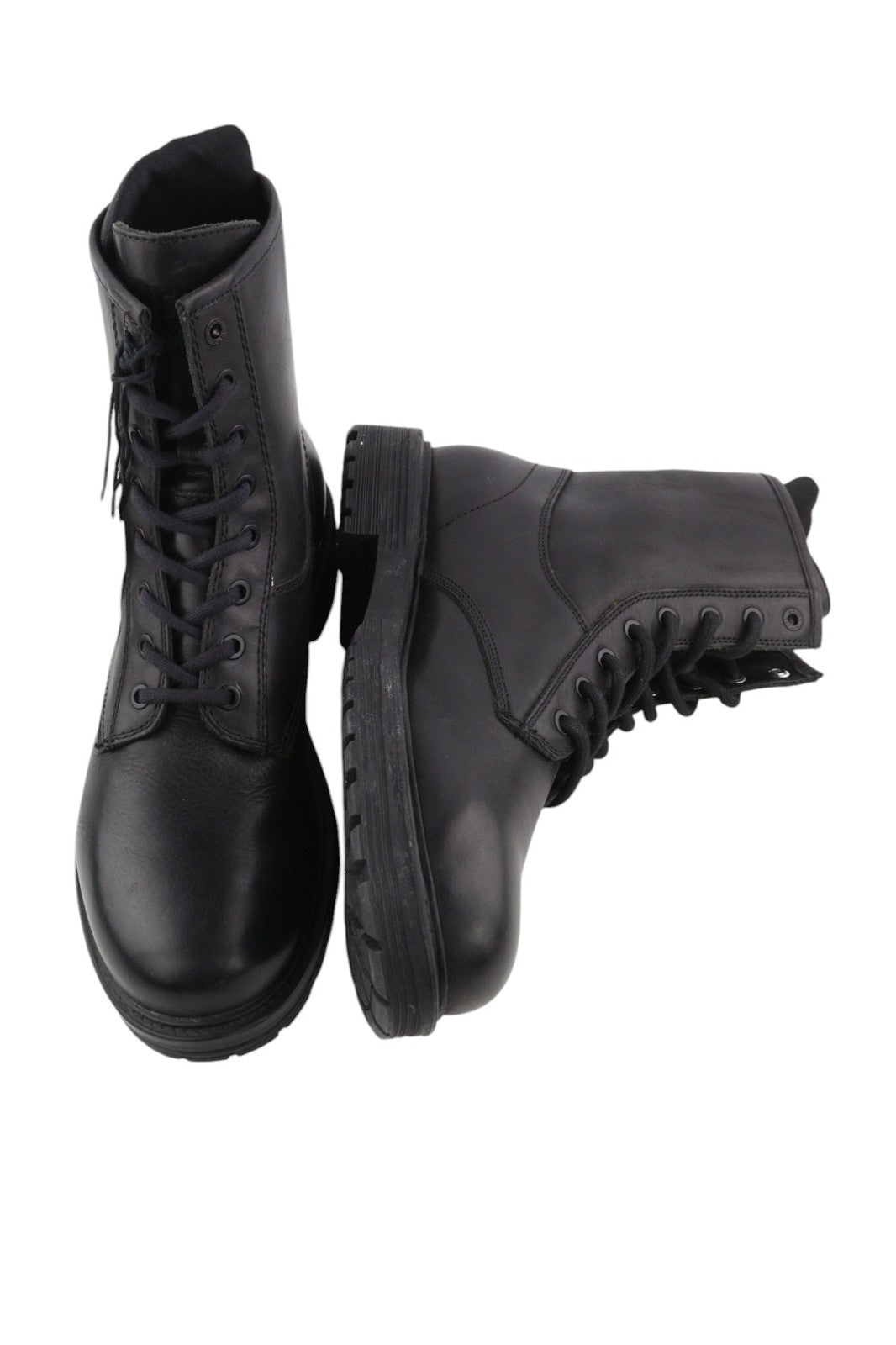 DIESEL D-Alabhama CB vyriški batai, juodi odiniai, vidutinio ūgio, 43 €, rekomenduojama kaina – 295 €, migdolų nosis. 