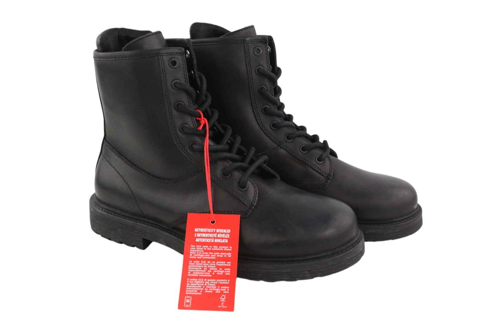 DIESEL D-Alabhama CB vyriški batai, juodos odos, 43 dydis, su raišteliais ir migdolų nosimi, kaina – 295 €. 