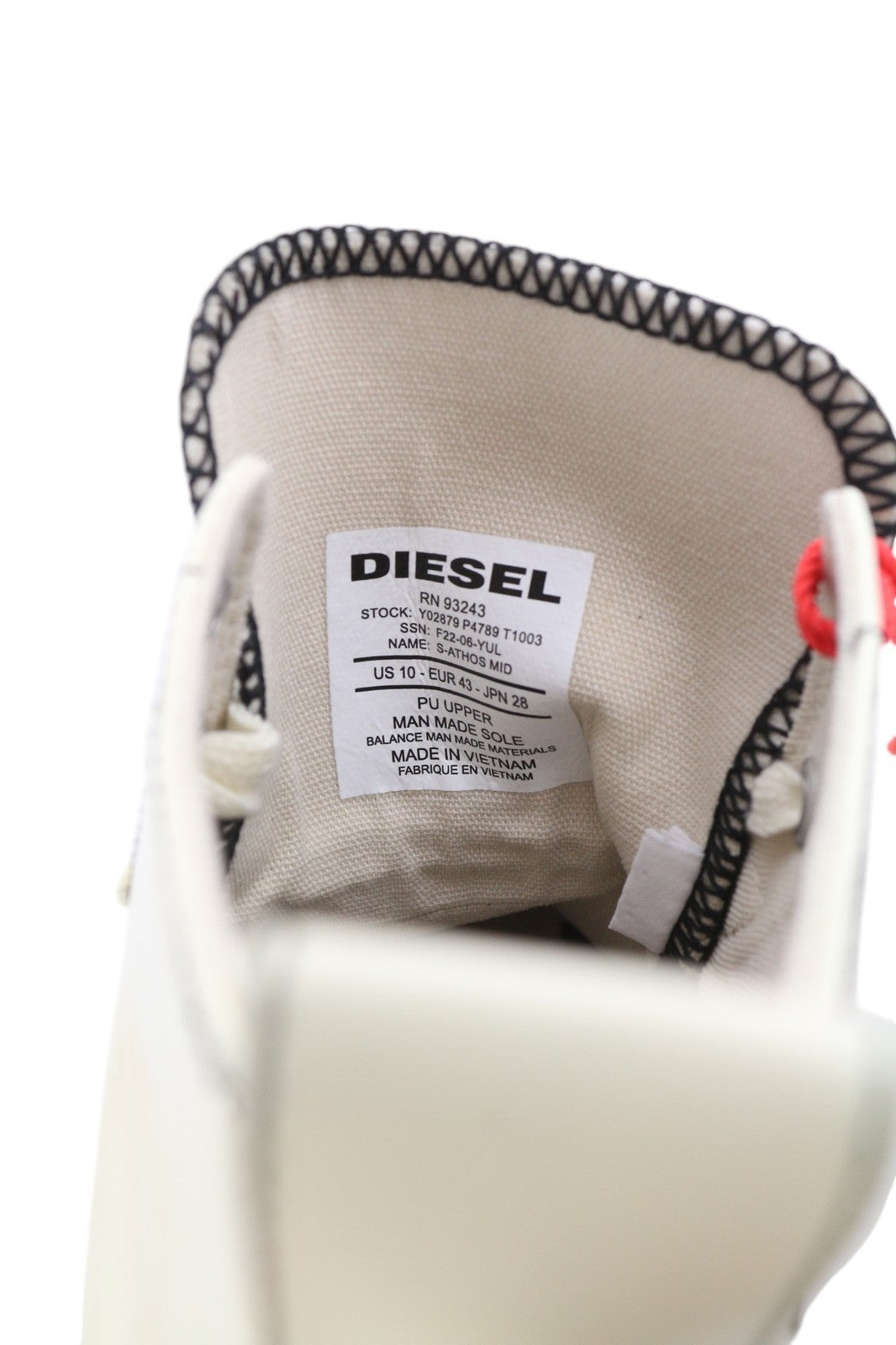 DIESEL S-Athos Mid vyriški sportbačiai, 43 dydžio, baltos spalvos, su migdolų spalvos nosimi. Rekomenduojama kaina – 175 €. 