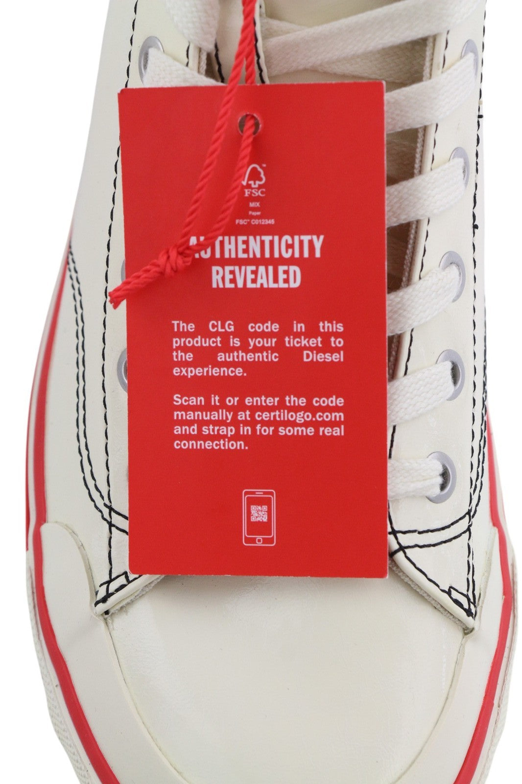 DIESEL S-Athos Mid vyriški sportbačiai, 43 dydžio, baltos spalvos, su migdolų spalvos nosimi. Rekomenduojama kaina – 175 €. 