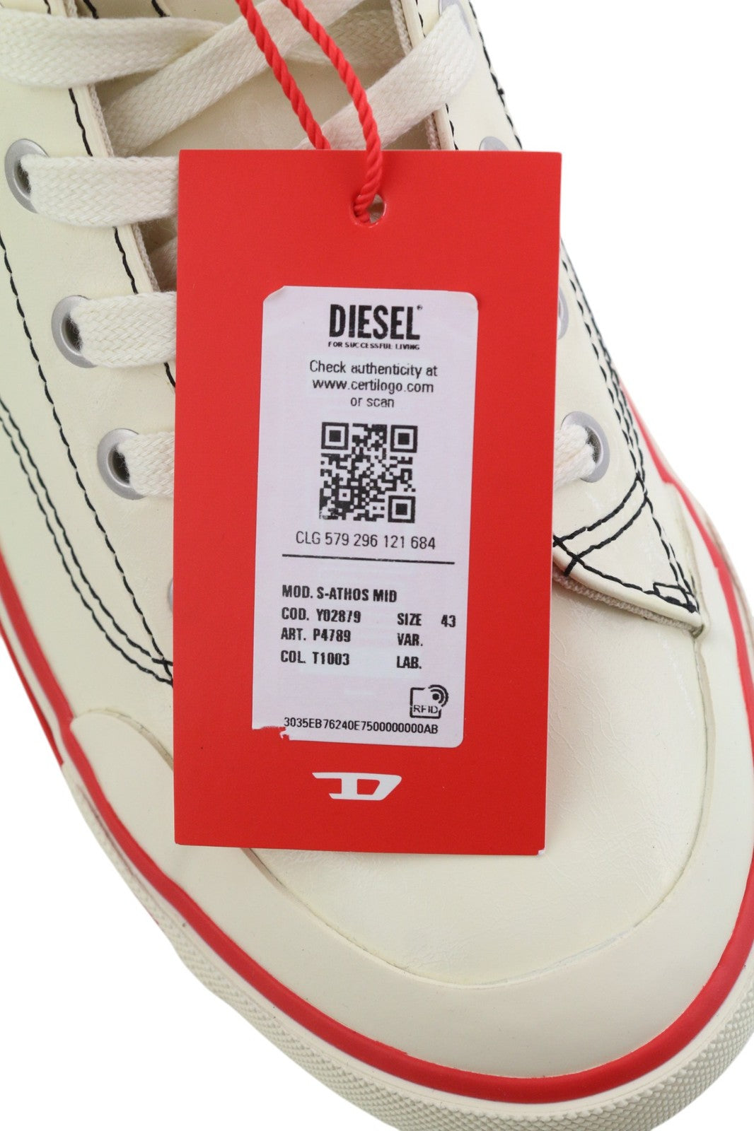 DIESEL S-Athos Mid vyriški sportbačiai, 43 dydžio, baltos spalvos, su migdolų spalvos nosimi. Rekomenduojama kaina – 175 €. 