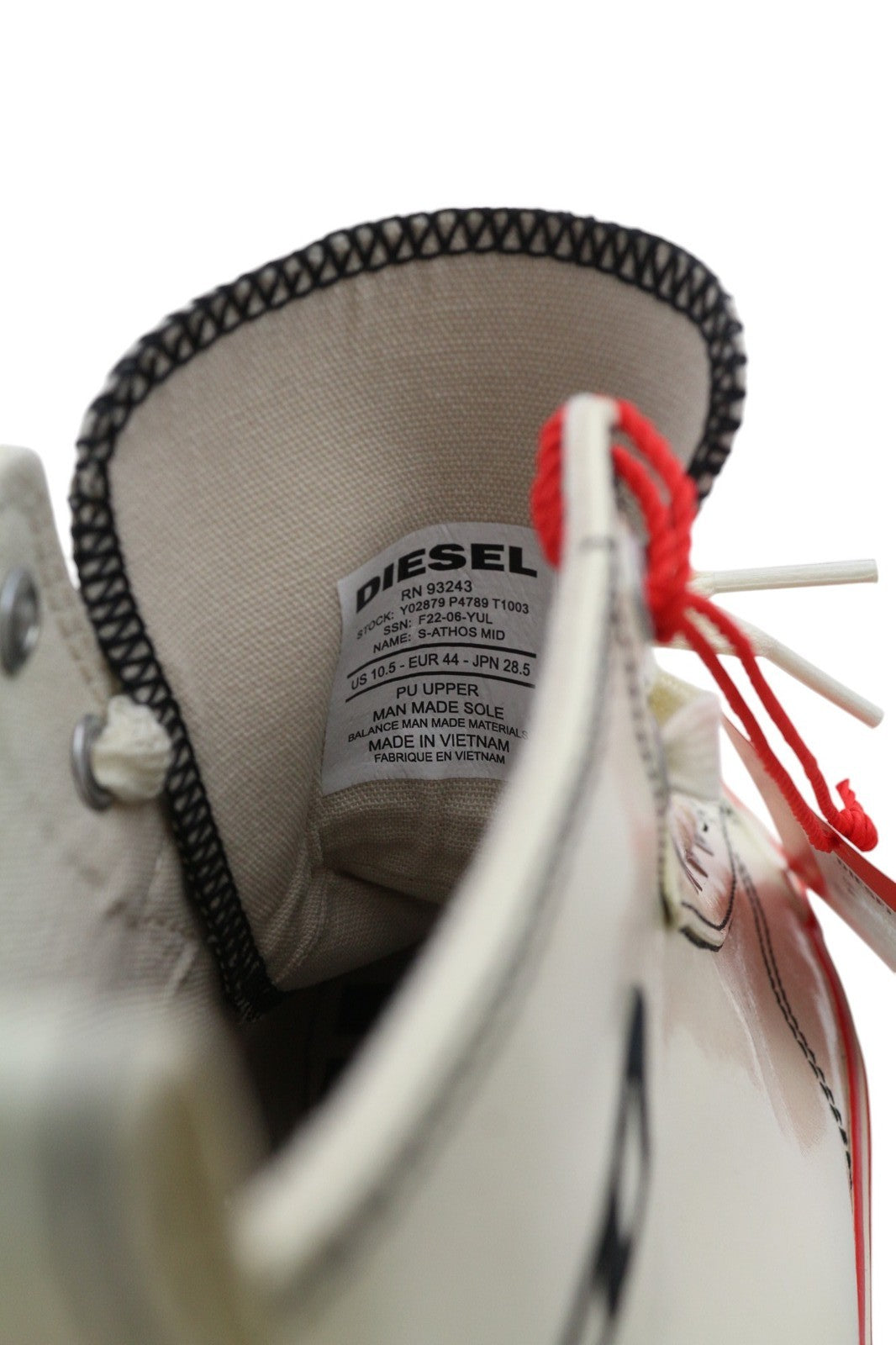 DIESEL S-Athos Mid vyriški sportbačiai, 44 dydžio, baltos spalvos, su migdolų spalvos gobtuvu. Rekomenduojama kaina – 175 €. 