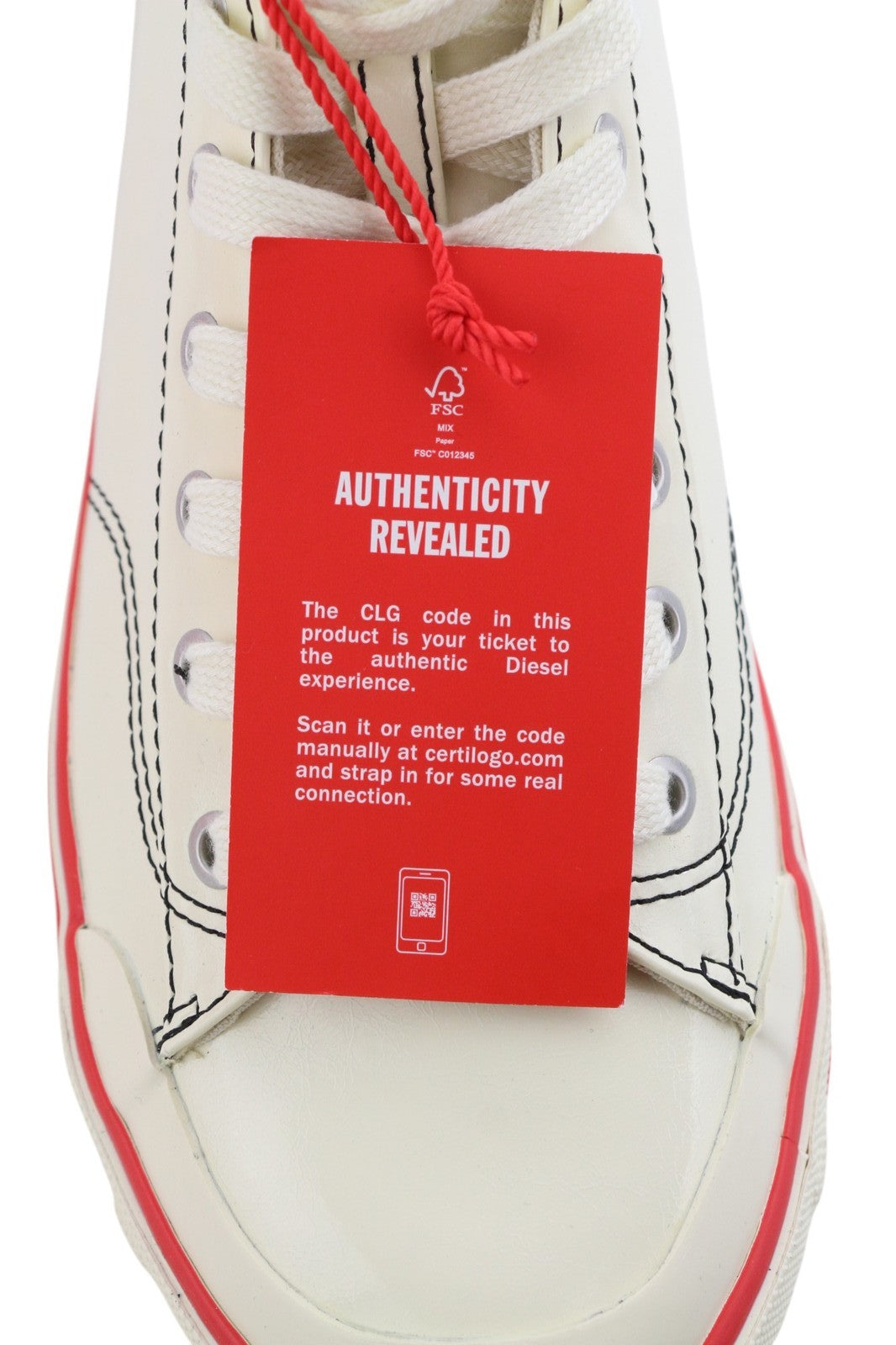 DIESEL S-Athos Mid vyriški sportbačiai, 44 dydžio, baltos spalvos, su migdolų spalvos gobtuvu. Rekomenduojama kaina – 175 €. 