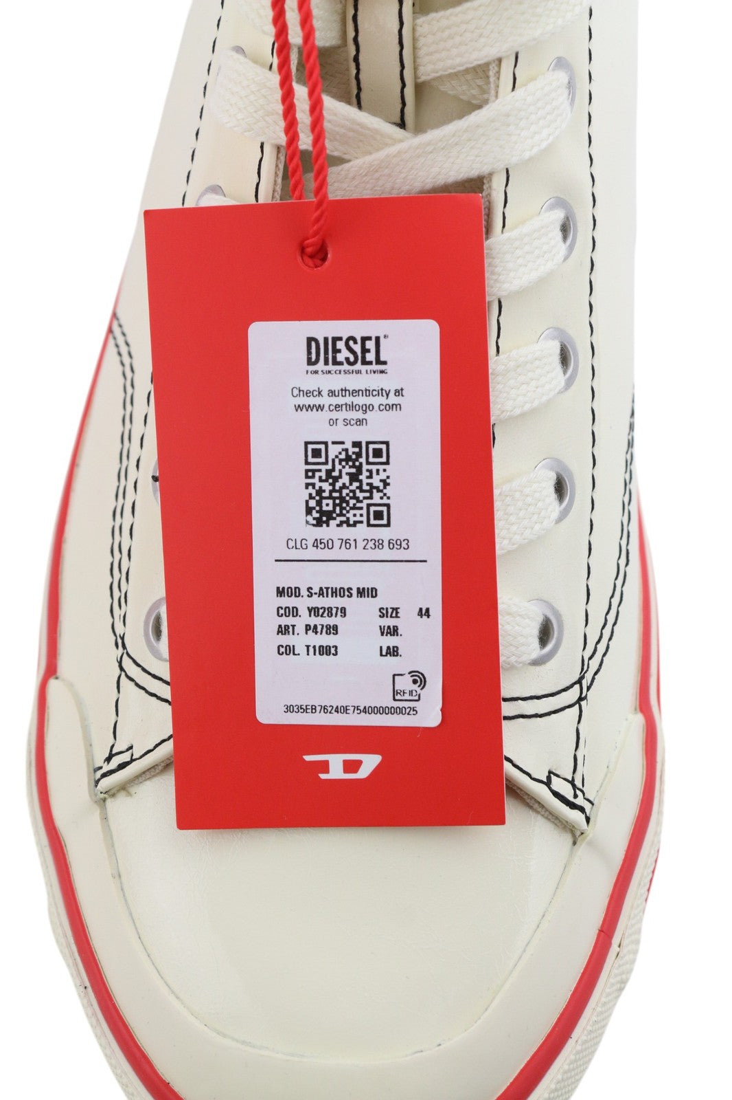 DIESEL S-Athos Mid vyriški sportbačiai, 44 dydžio, baltos spalvos, su migdolų spalvos gobtuvu. Rekomenduojama kaina – 175 €. 