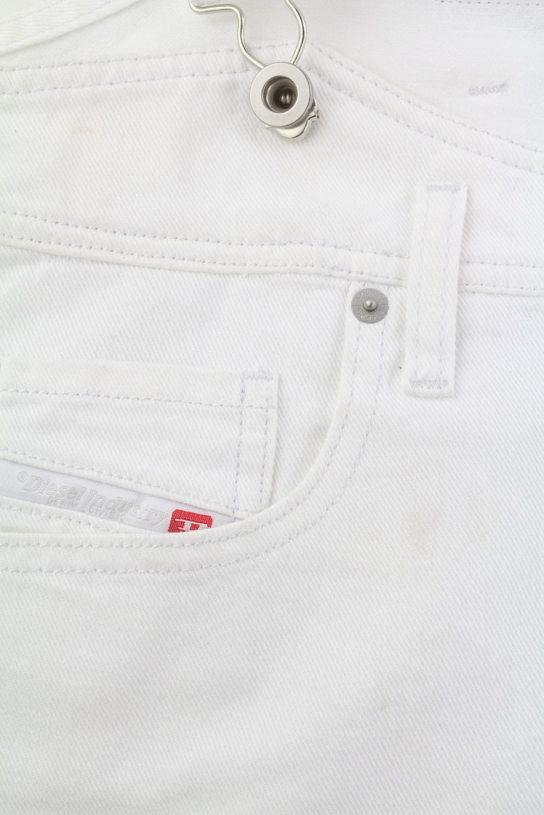 DIESEL De-Mury moteriški šortai S, džinsiniai, balti, atlenkiami kelnės su sagomis, rekomenduojama kaina – 170 € 