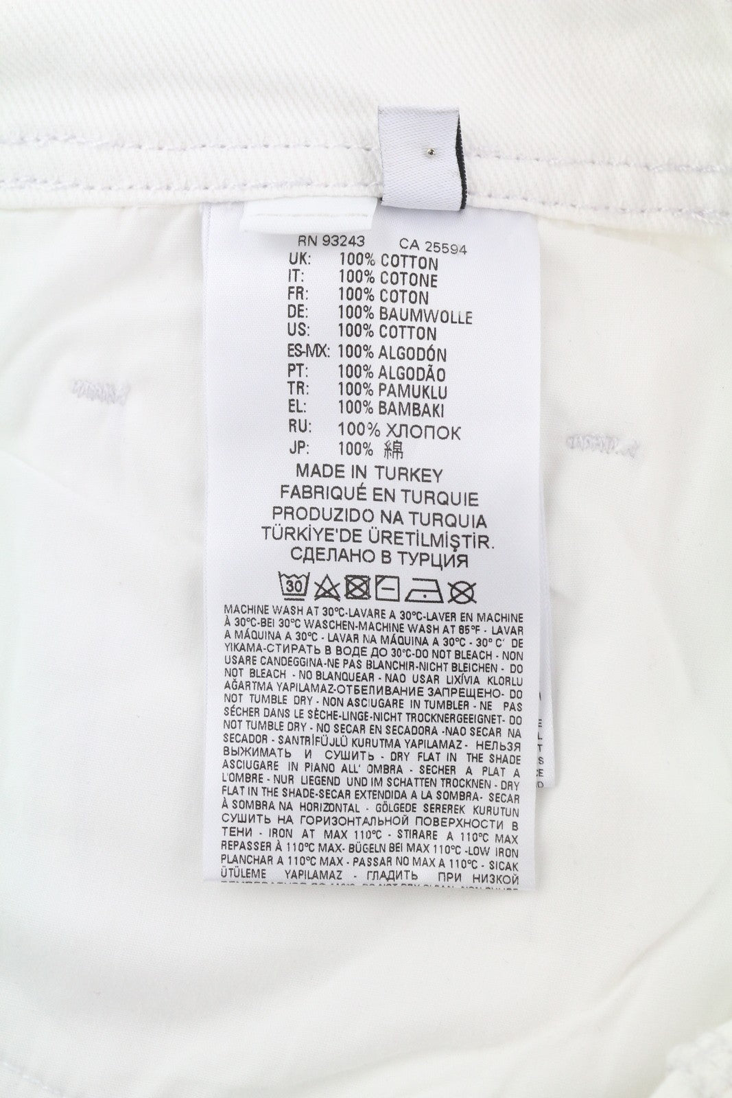 DIESEL De-Mury moteriški šortai S, džinsiniai, balti, atlenkiami kelnės su sagomis, rekomenduojama kaina – 170 € 