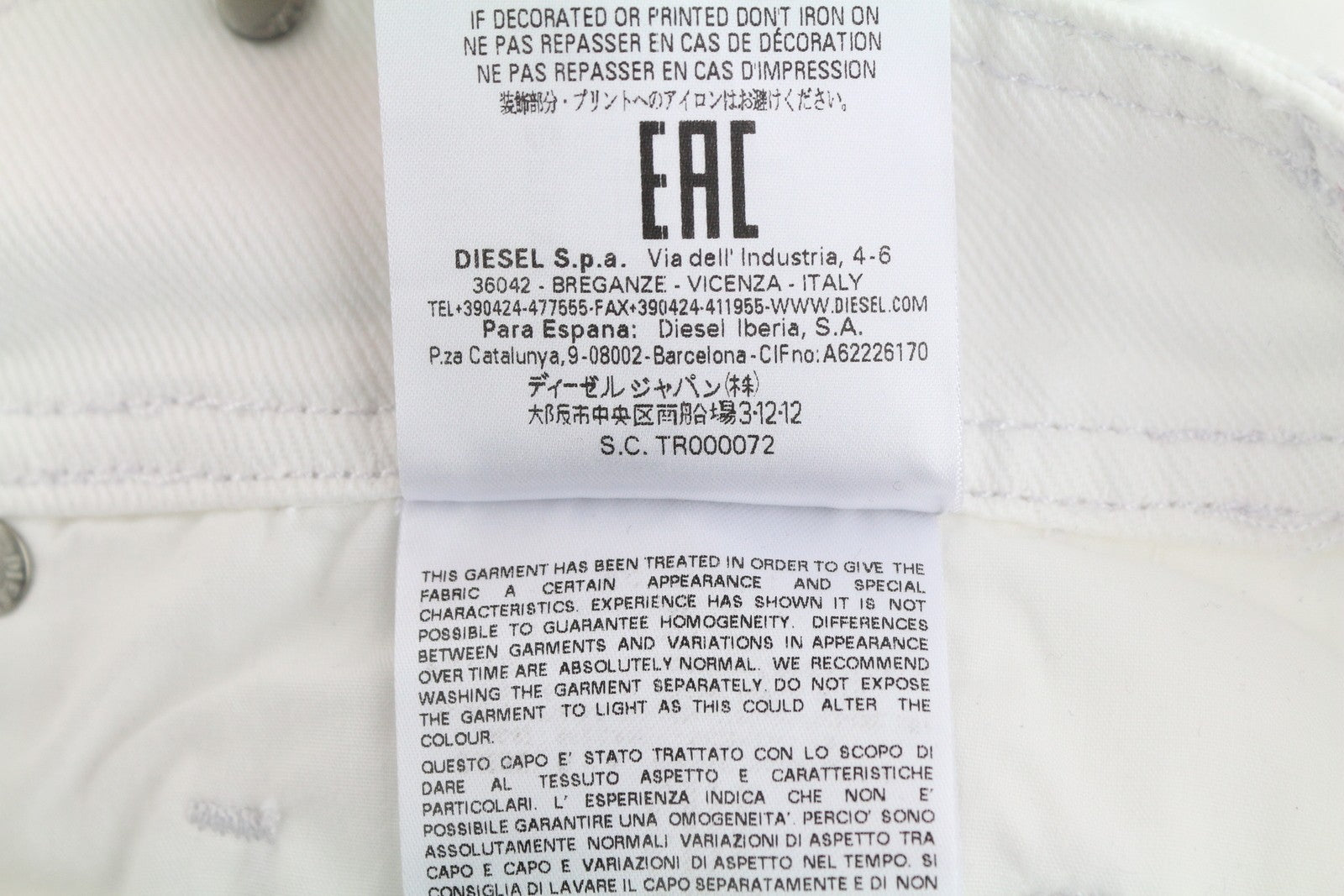 DIESEL De-Mury moteriški šortai S, džinsiniai, balti, atlenkiami kelnės su sagomis, rekomenduojama kaina – 170 € 