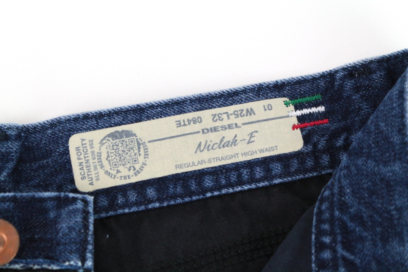 DIESEL Niclah-E 084TE moteriški džinsai W25/L32 tiesaus kirpimo, medvilniniai, mėlyni, skalbinių spalvos 