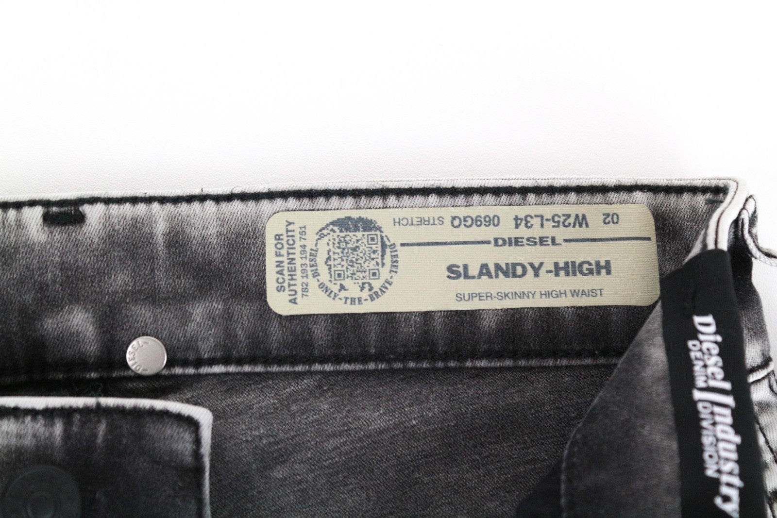 DIESEL Slandy-High 069GQ moteriški džinsai W25/L34 itin aptempti pilki tamprūs medvilniniai džinsai 