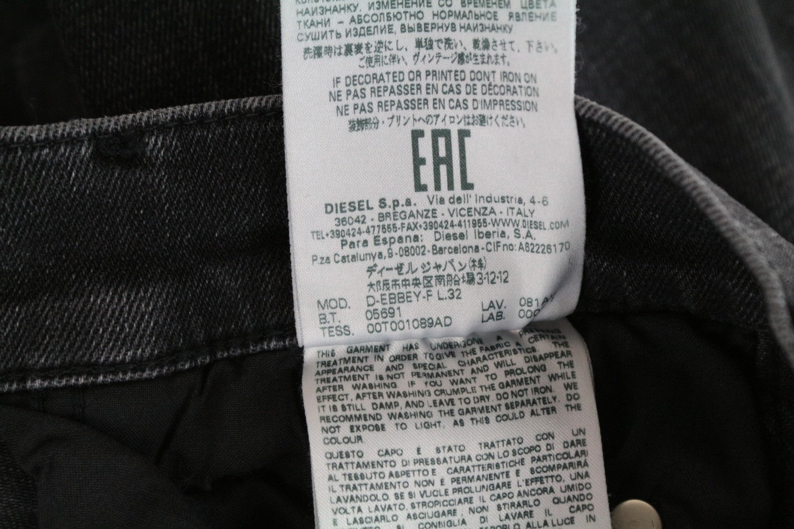 DIESEL D-Ebbey-F 081AH moteriški džinsai W26/L32 su laisvu kirpimu, tampria medvilnine juostele ir pilkais plyšiais.