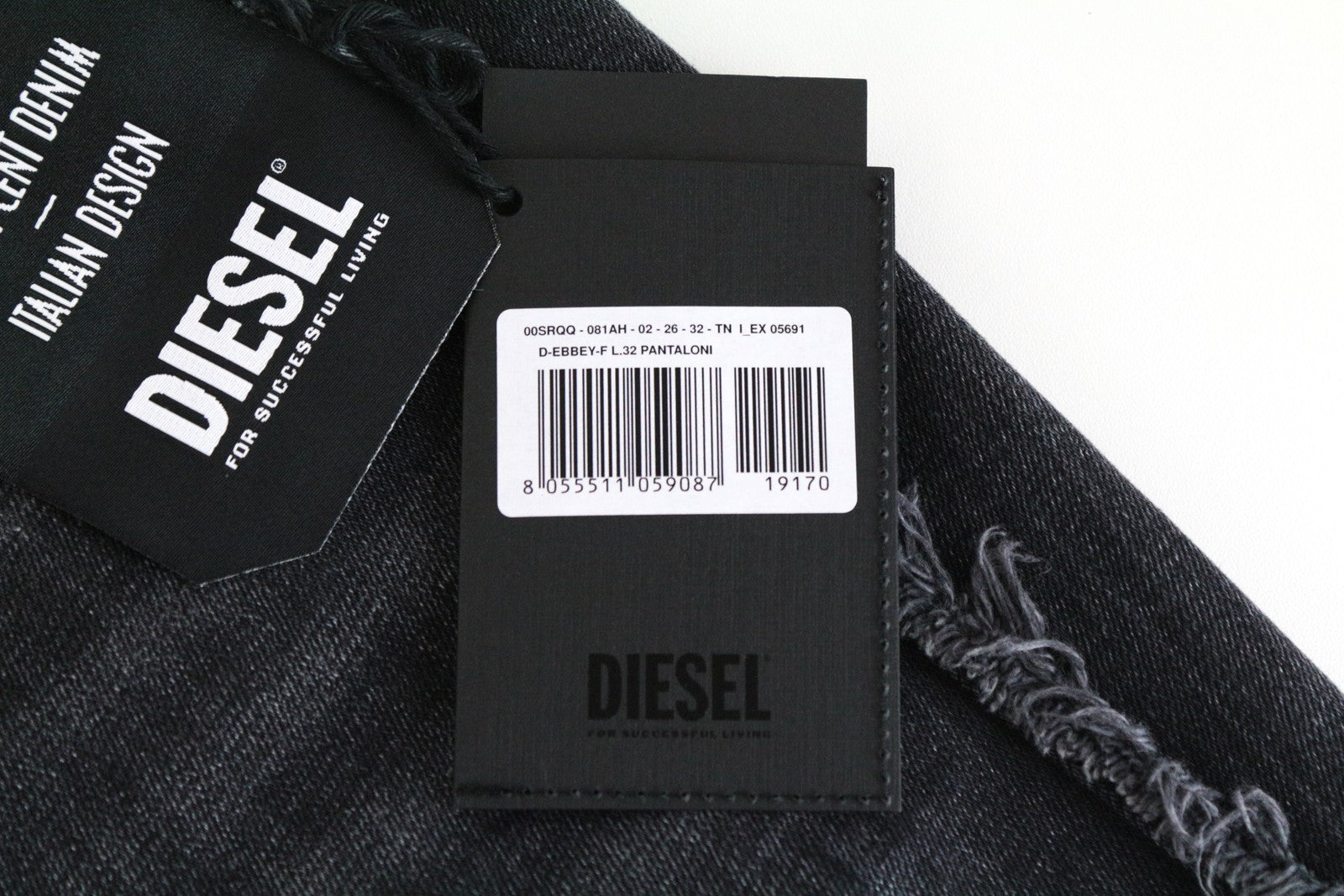 DIESEL D-Ebbey-F 081AH moteriški džinsai W26/L32 su laisvu kirpimu, tampria medvilnine juostele ir pilkais plyšiais.