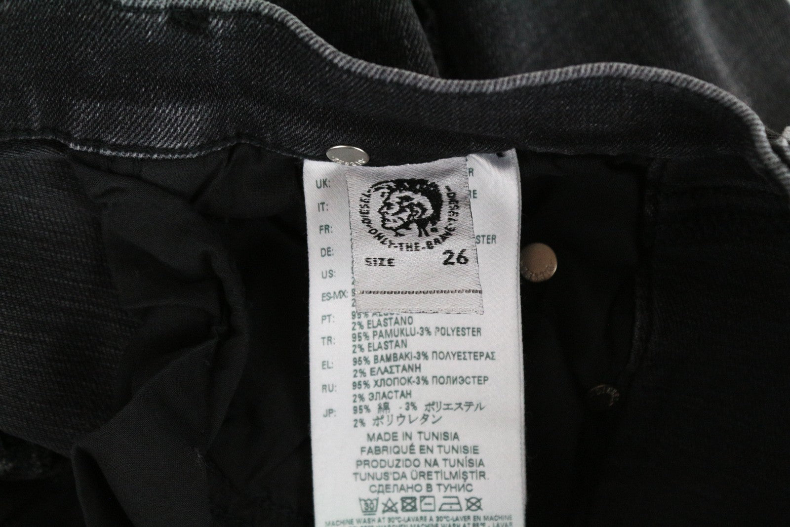 DIESEL D-Ebbey-F 081AH moteriški džinsai W26/L32 su laisvu kirpimu, tampria medvilnine juostele ir pilkais plyšiais.