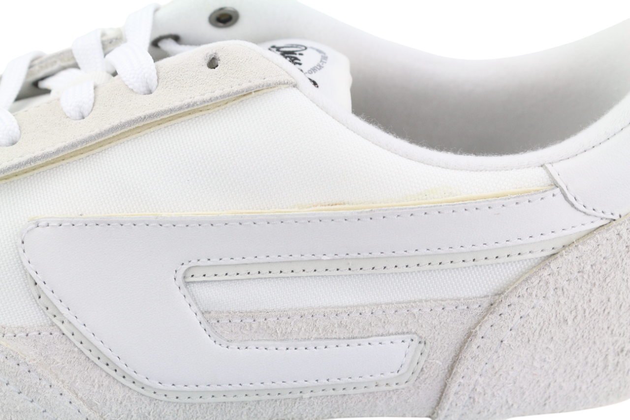 DIESEL S-Racer-Lc vyriški sportbačiai su šviesiais nėriniuotais kraštais, EU44, baltos odos, rekomenduojama kaina – 195 € 