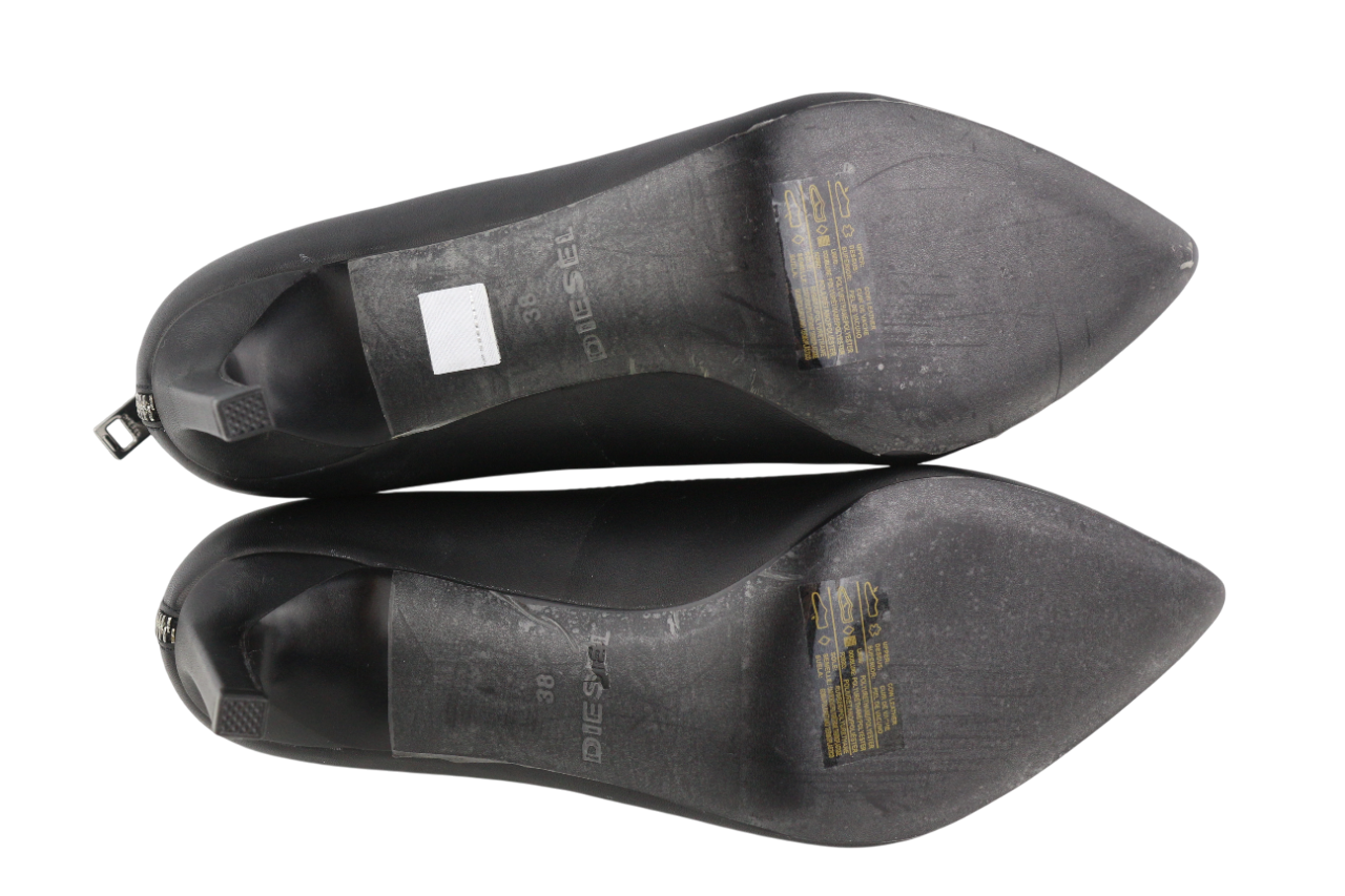 DIESEL D-Femme MP moteriški aukštakulniai, juodos odos, smaili noselė, EU38, rekomenduojama kaina – 240 € 